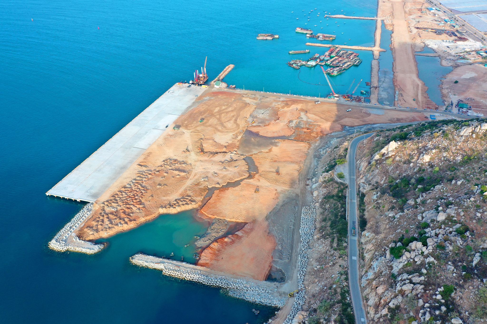 Vượt khó thi công, Cảng Cà Ná tại Ninh Thuận sắp vận hành - Ảnh 3.