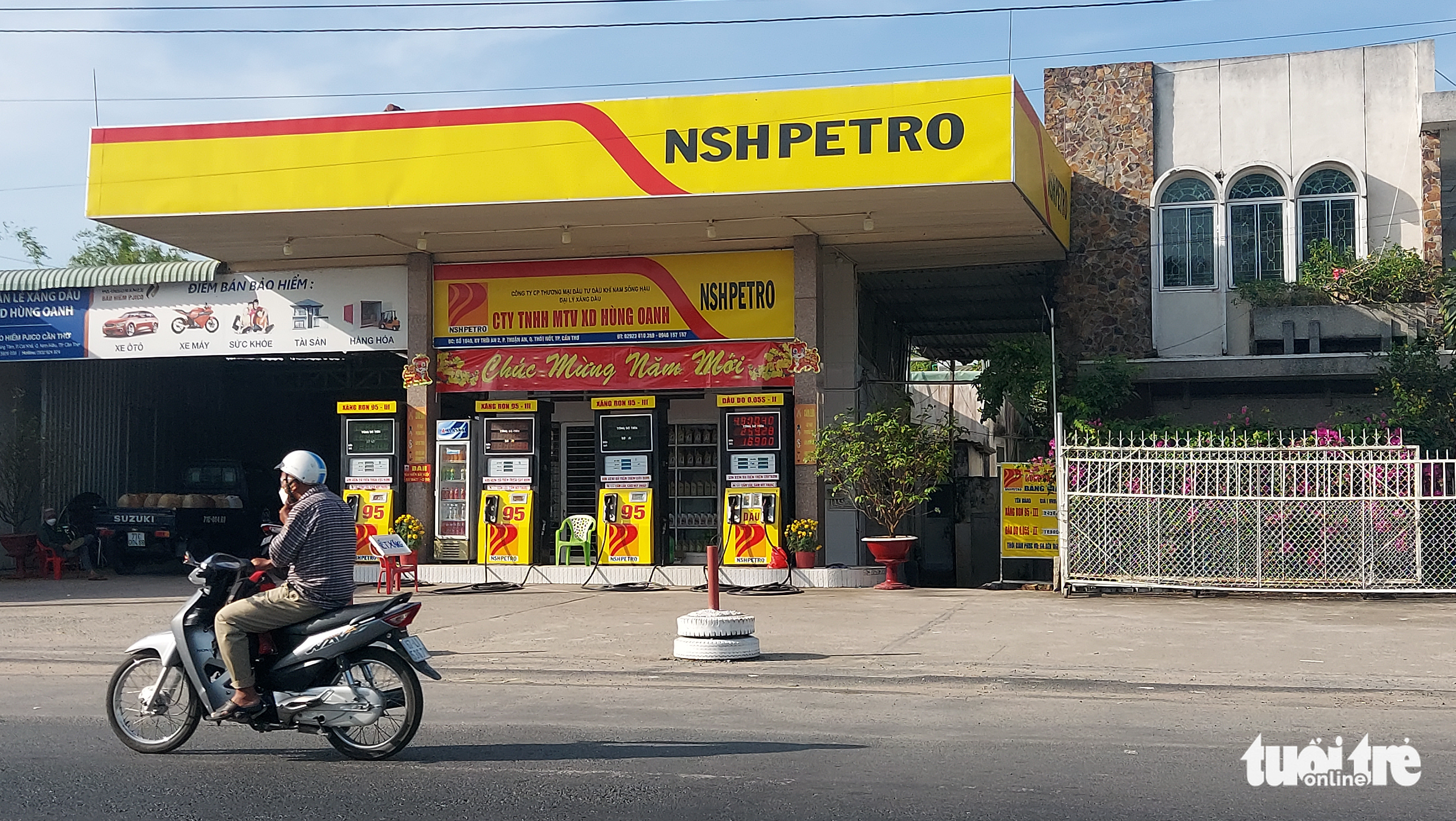 Nhiều cây xăng ở thủ phủ miền Tây đóng cửa, giăng dây - Ảnh 1. Nhiều cây xăng ở thủ phủ miền Tây đóng cửa, giăng dây - Ảnh 1.