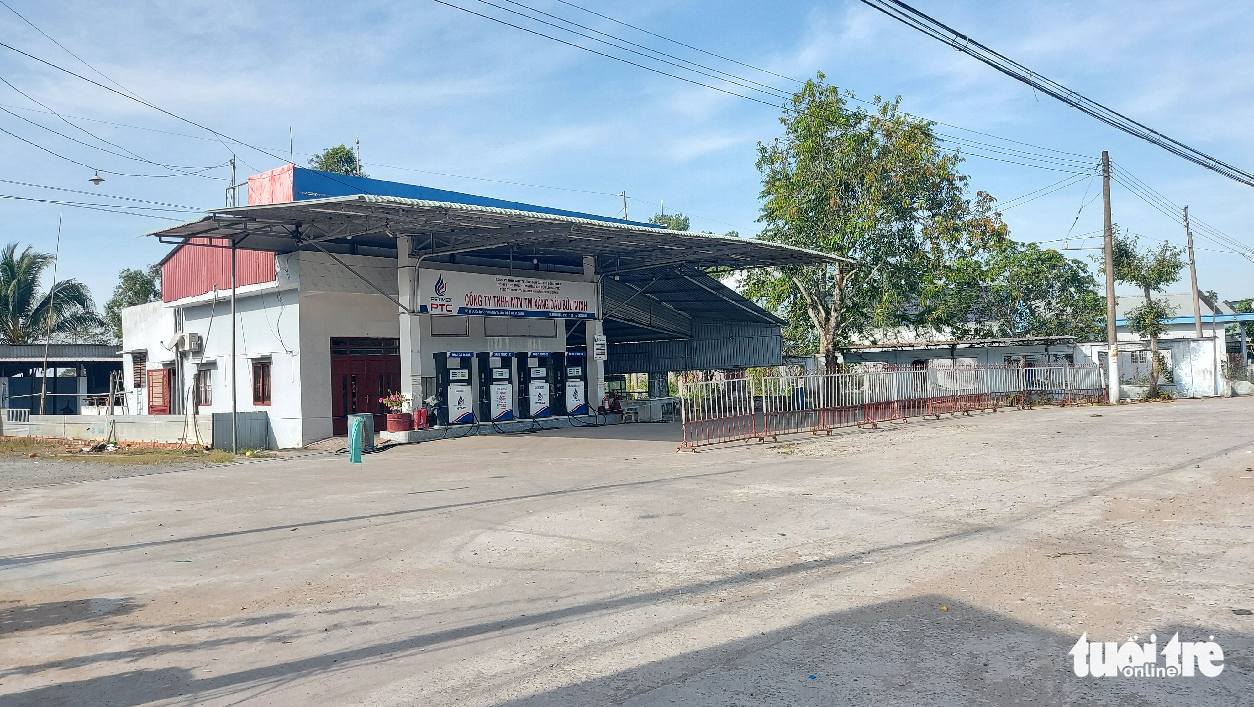 Nhiều cây xăng ở thủ phủ miền Tây đóng cửa, giăng dây - Ảnh 2. Nhiều cây xăng ở thủ phủ miền Tây đóng cửa, giăng dây - Ảnh 2.