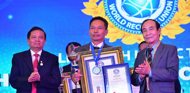 Bộ sưu tập 10 cây mai vàng của một người Đồng Tháp đạt kỷ lục thế giới - Ảnh 3. Bộ sưu tập 10 cây mai vàng của một người Đồng Tháp đạt kỷ lục thế giới - Ảnh 3.