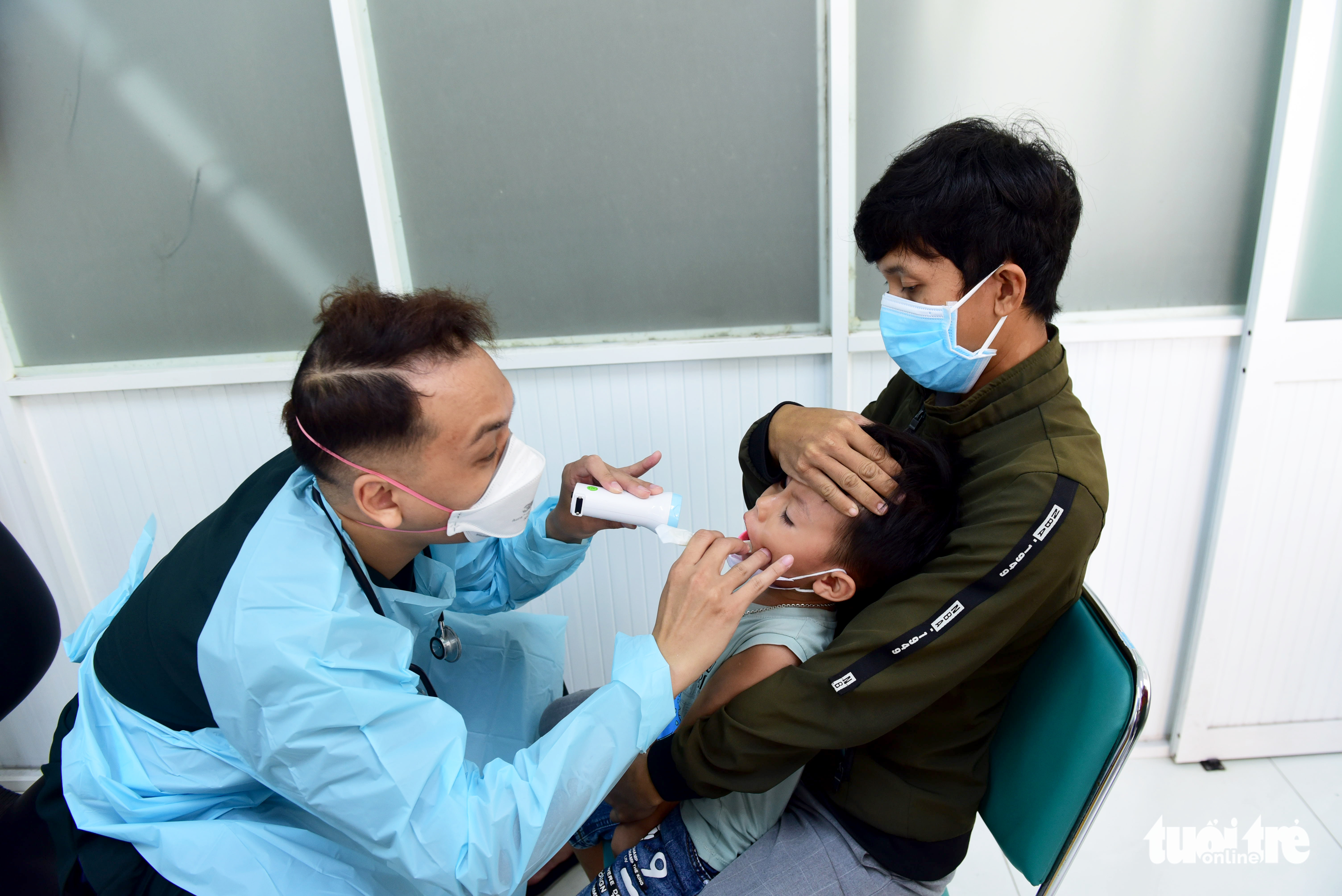 Trẻ mắc COVID-19 đến khám đông đúc ở các bệnh viện nhi TP.HCM - Ảnh 2. Trẻ mắc COVID-19 đến khám đông đúc ở các bệnh viện nhi TP.HCM - Ảnh 2.