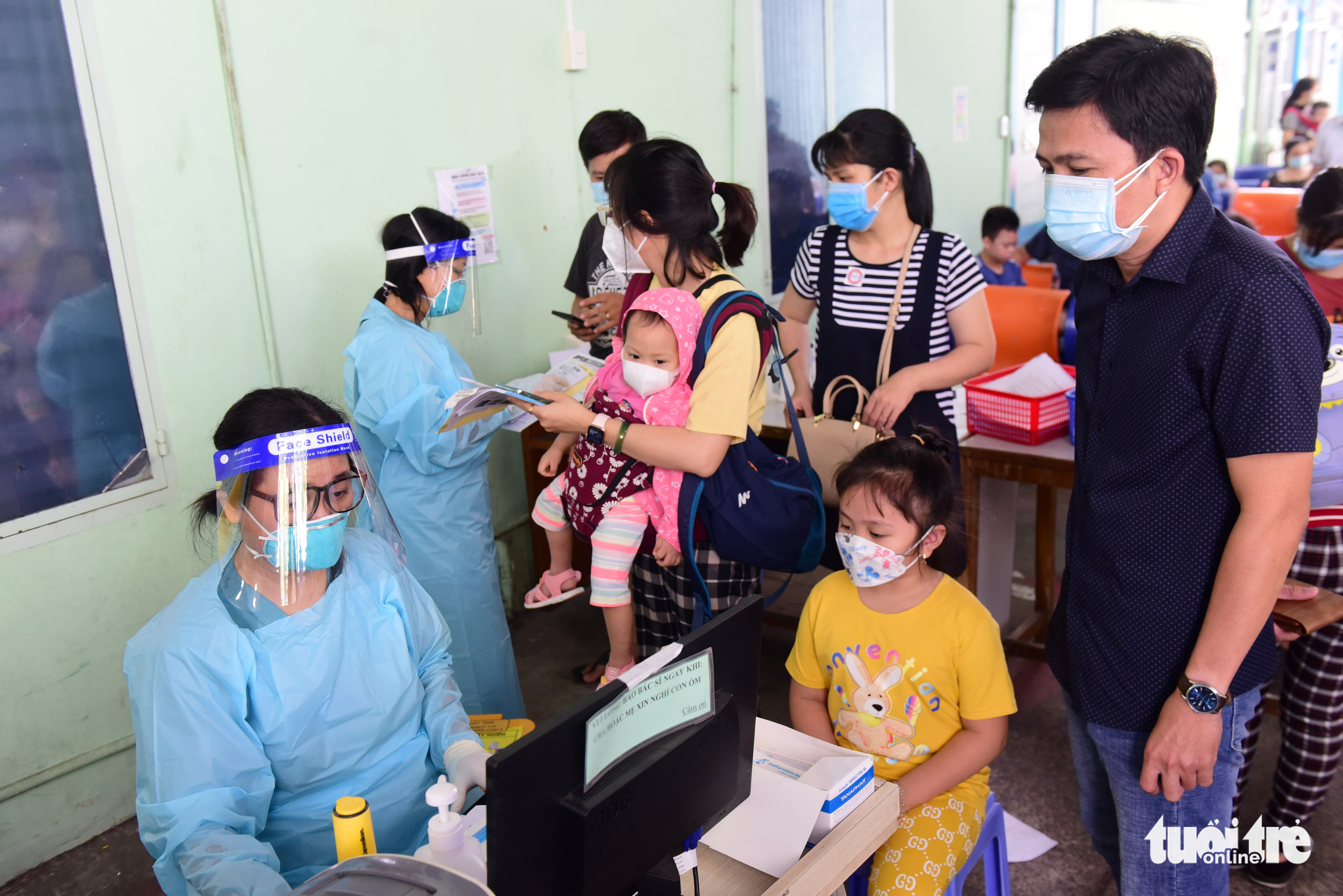 Trẻ mắc COVID-19 đến khám đông đúc ở các bệnh viện nhi TP.HCM - Ảnh 4. Trẻ mắc COVID-19 đến khám đông đúc ở các bệnh viện nhi TP.HCM - Ảnh 4.