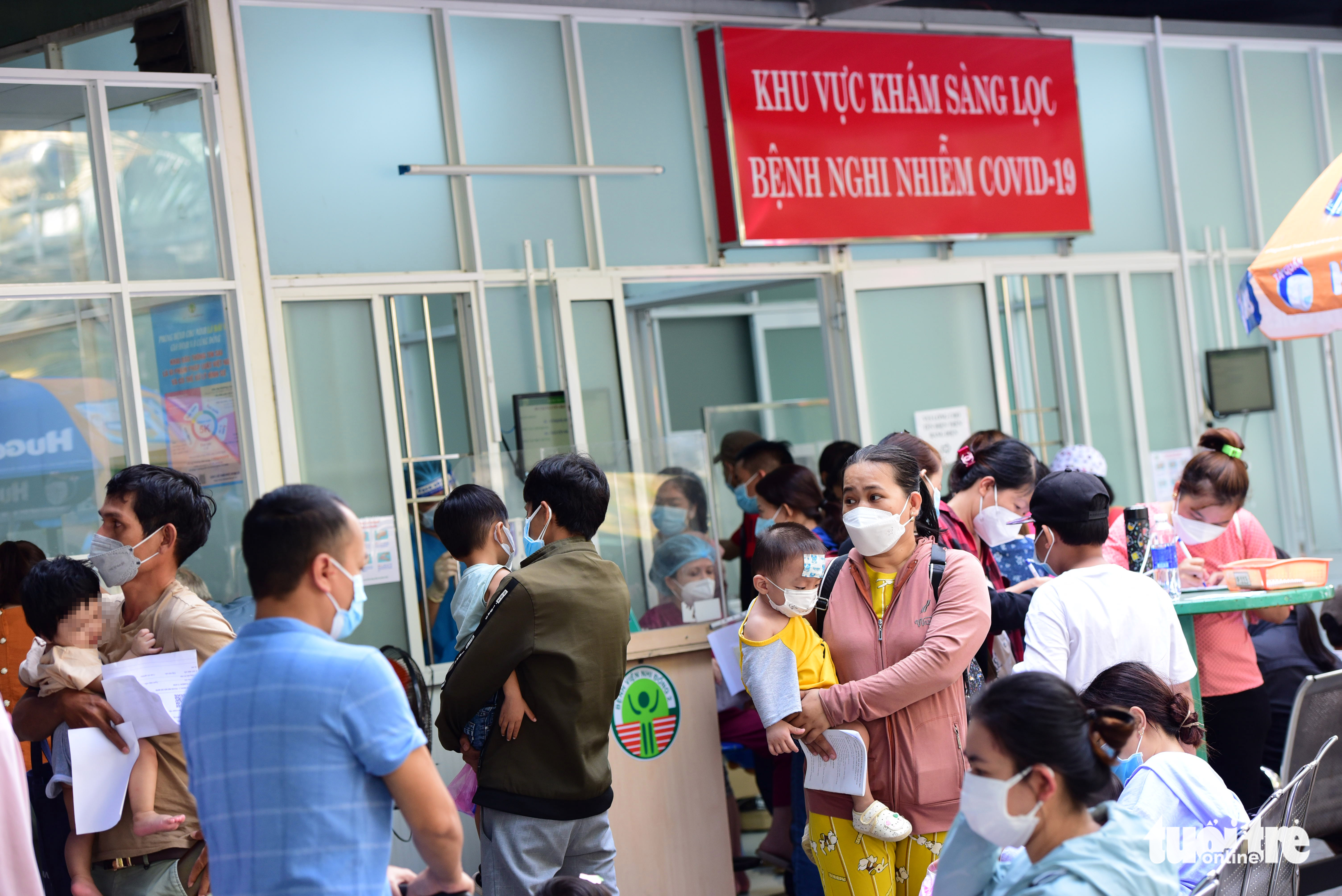 Trẻ mắc COVID-19 đến khám đông đúc ở các bệnh viện nhi TP.HCM - Ảnh 3. Trẻ mắc COVID-19 đến khám đông đúc ở các bệnh viện nhi TP.HCM - Ảnh 3.