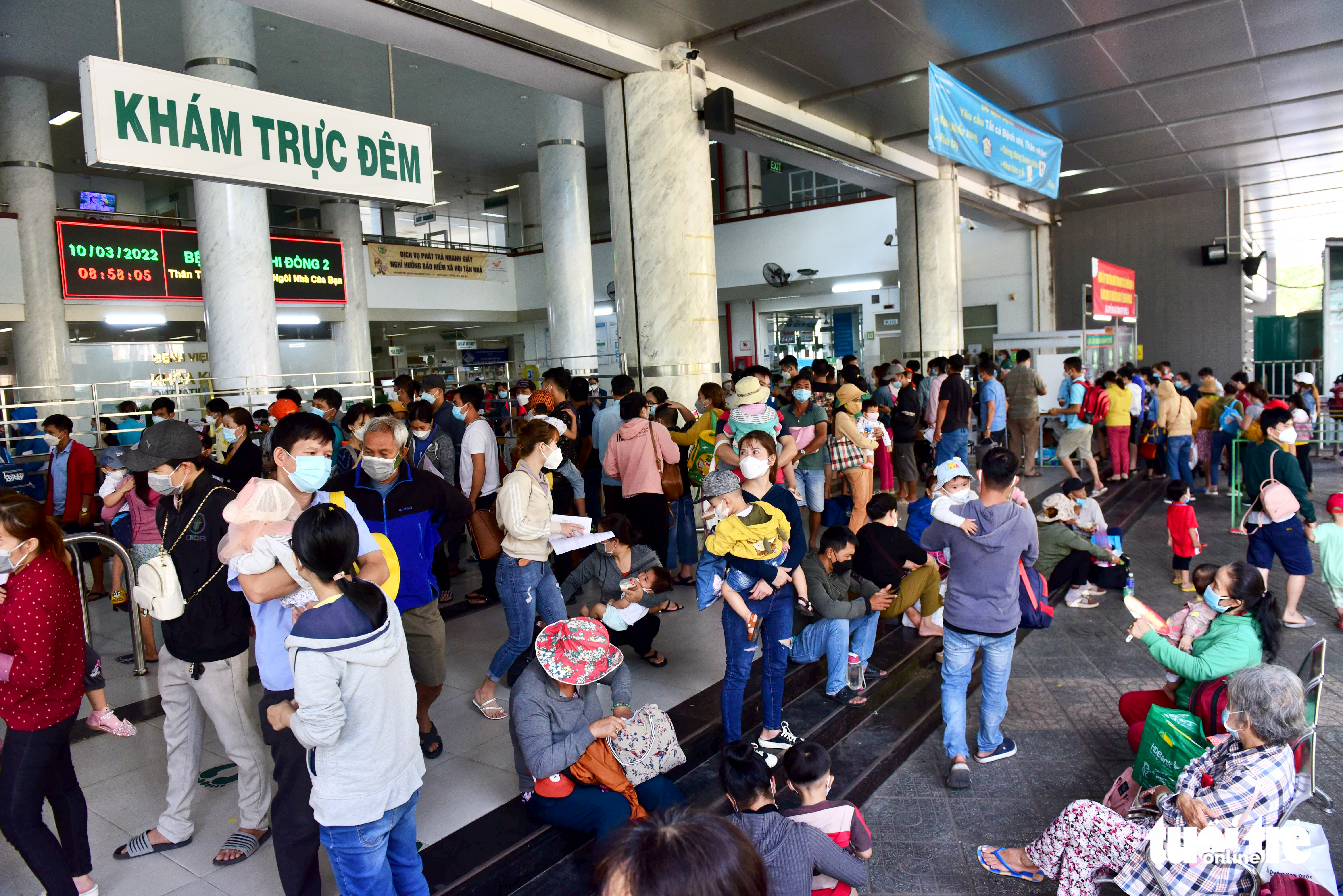 Trẻ mắc COVID-19 đến khám đông đúc ở các bệnh viện nhi TP.HCM - Ảnh 1. Trẻ mắc COVID-19 đến khám đông đúc ở các bệnh viện nhi TP.HCM - Ảnh 1.