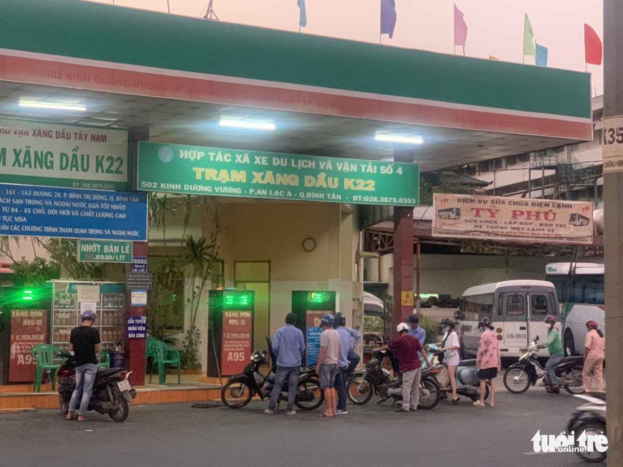 Tái diễn tình trạng ‘hết xăng, còn dầu’ ở TP.HCM - Ảnh 2. Tái diễn tình trạng ‘hết xăng, còn dầu’ ở TP.HCM - Ảnh 2.
