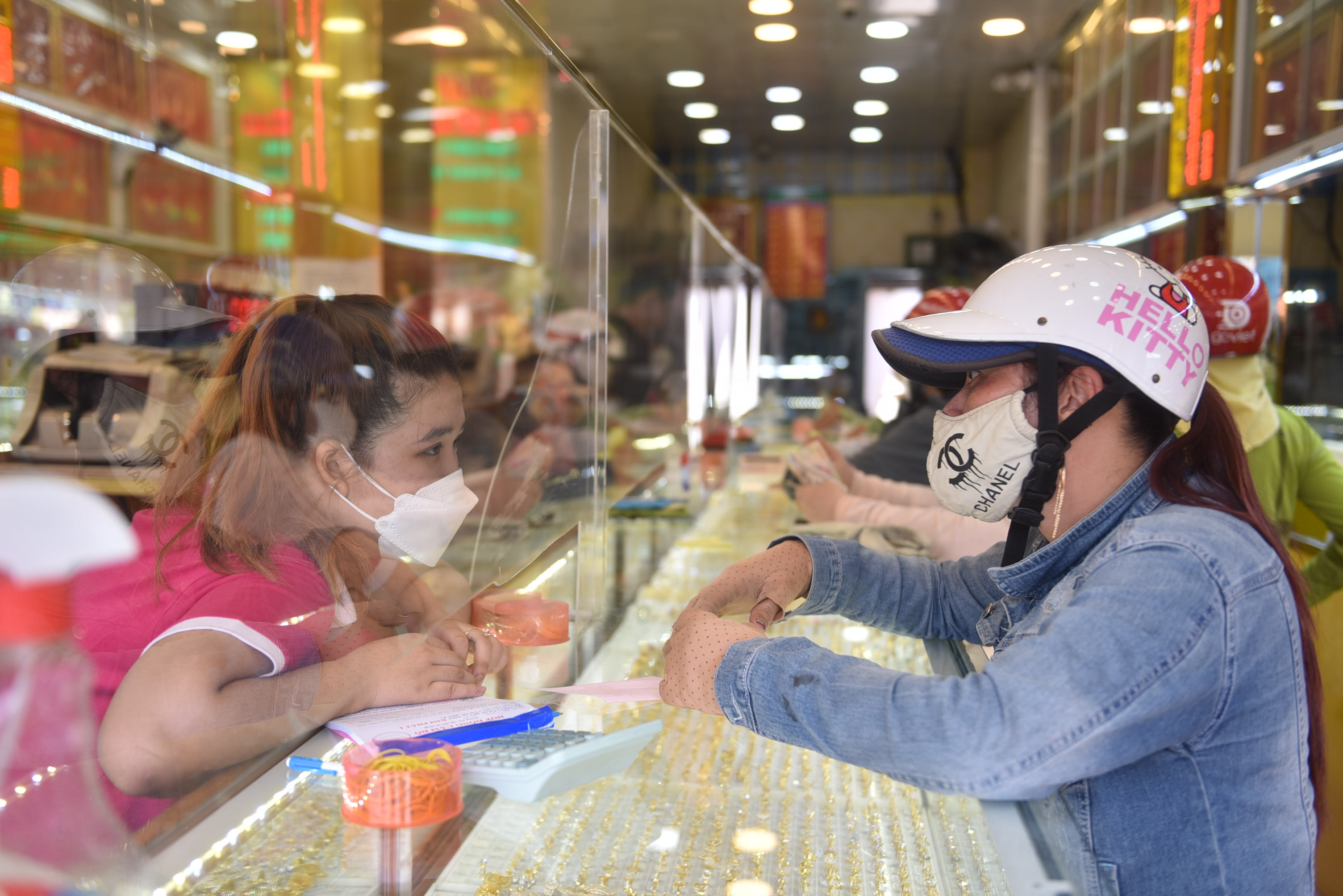 Giá vàng thế giới lao dốc, vàng miếng SJC cao hơn giá vàng thế giới gần 20 triệu đồng/lượng - Ảnh 1. Giá vàng thế giới lao dốc, vàng miếng SJC cao hơn giá vàng thế giới gần 20 triệu đồng/lượng - Ảnh 1.