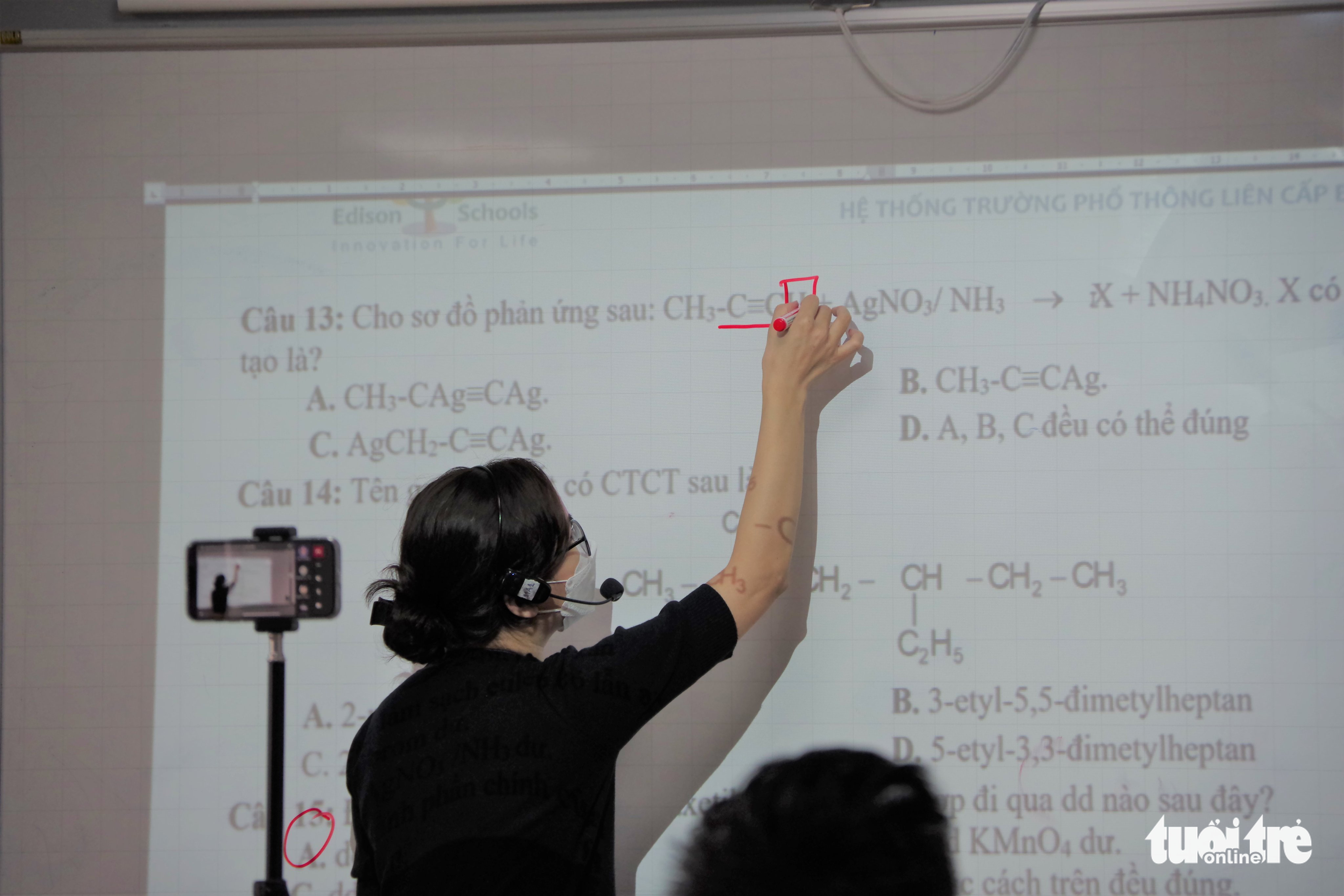 Giáo viên toát mồ hôi hết on lại off - Ảnh 1. Giáo viên toát mồ hôi hết on lại off - Ảnh 1.