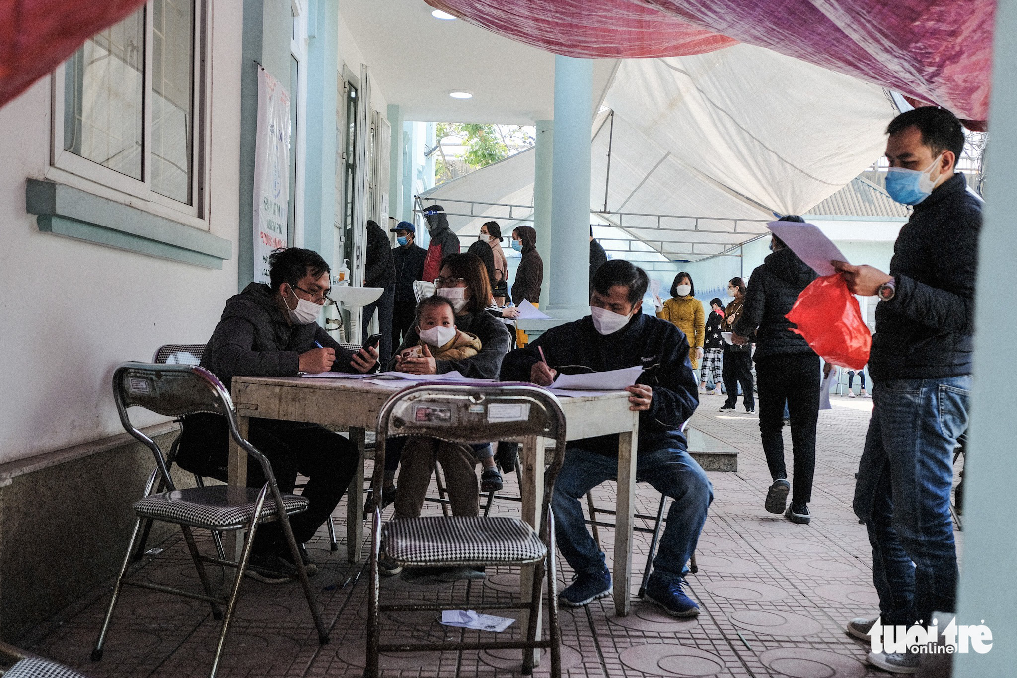 F0 điều trị tại nhà: Có phải ai cũng cần lấy giấy xác nhận khỏi bệnh? - Ảnh 1. F0 điều trị tại nhà: Có phải ai cũng cần lấy giấy xác nhận khỏi bệnh? - Ảnh 1.