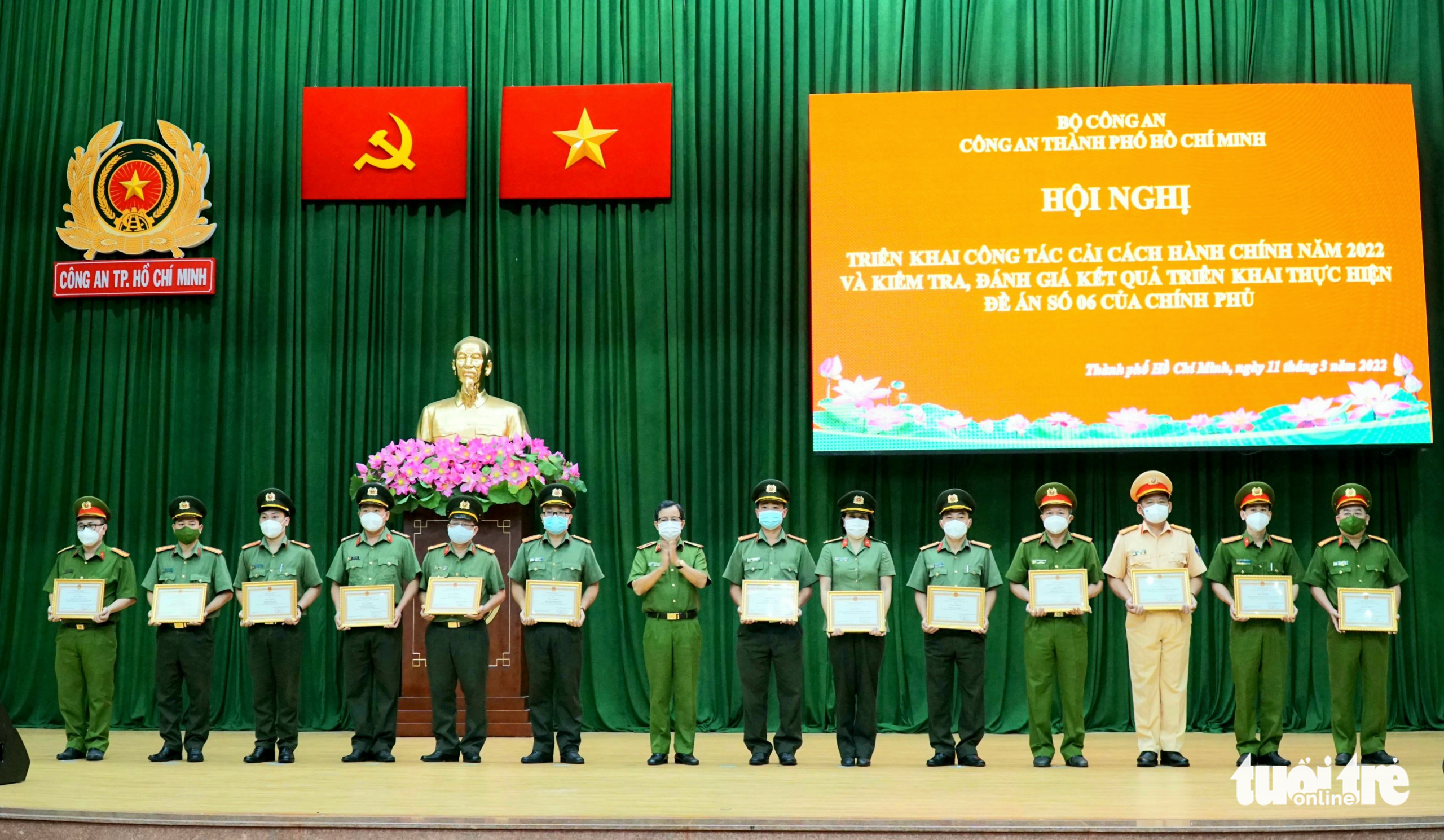 Công an TP.HCM còn 156.356 thẻ căn cước chưa trả đến người dân - Ảnh 2. Công an TP.HCM còn 156.356 thẻ căn cước chưa trả đến người dân - Ảnh 2.