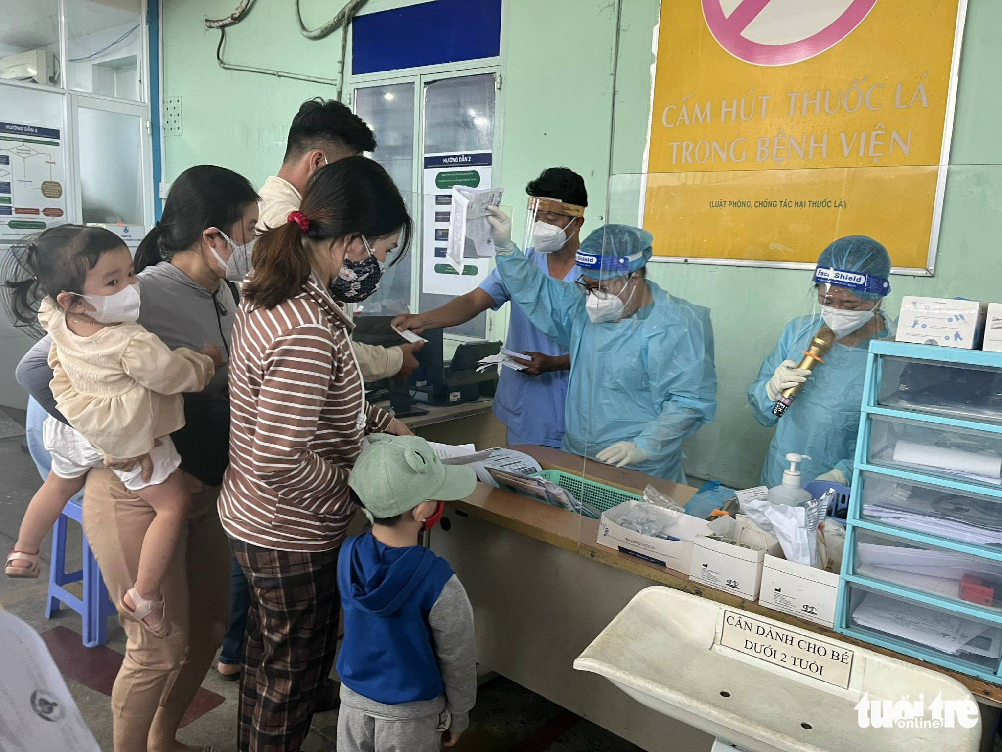 Nhiều F0 ra đường, nay quy định không cho, được không? - Ảnh 1. Nhiều F0 ra đường, nay quy định không cho, được không? - Ảnh 1.