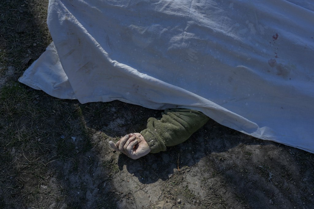 Những hình ảnh doanh trại Ukraine trúng tên lửa Nga - Ảnh 4.