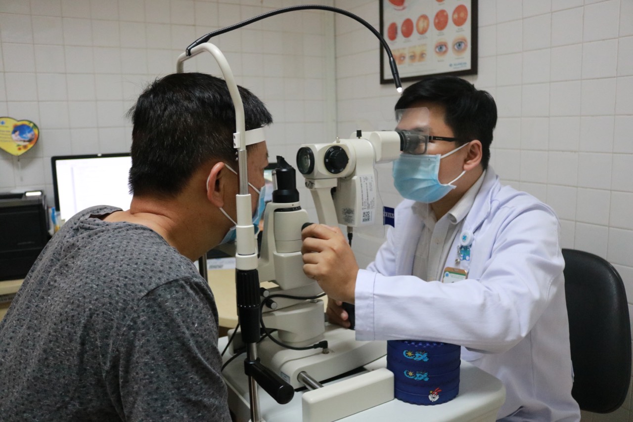 Nhiều bệnh nhân tổn thương mắt sau dịch COVID-19 - Ảnh 1.