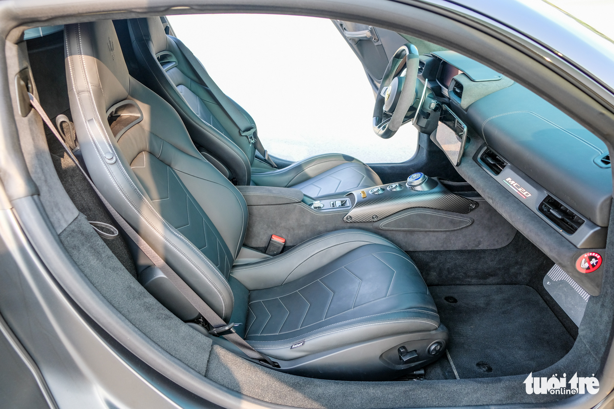 Khám phá Maserati MC20 mạ vàng độc nhất Việt Nam: Chi phí hơn 2 tỉ đồng, thi công 1.000 giờ - Ảnh 11. Khám phá Maserati MC20 mạ vàng độc nhất Việt Nam: Chi phí hơn 2 tỉ đồng, thi công 1.000 giờ - Ảnh 11.