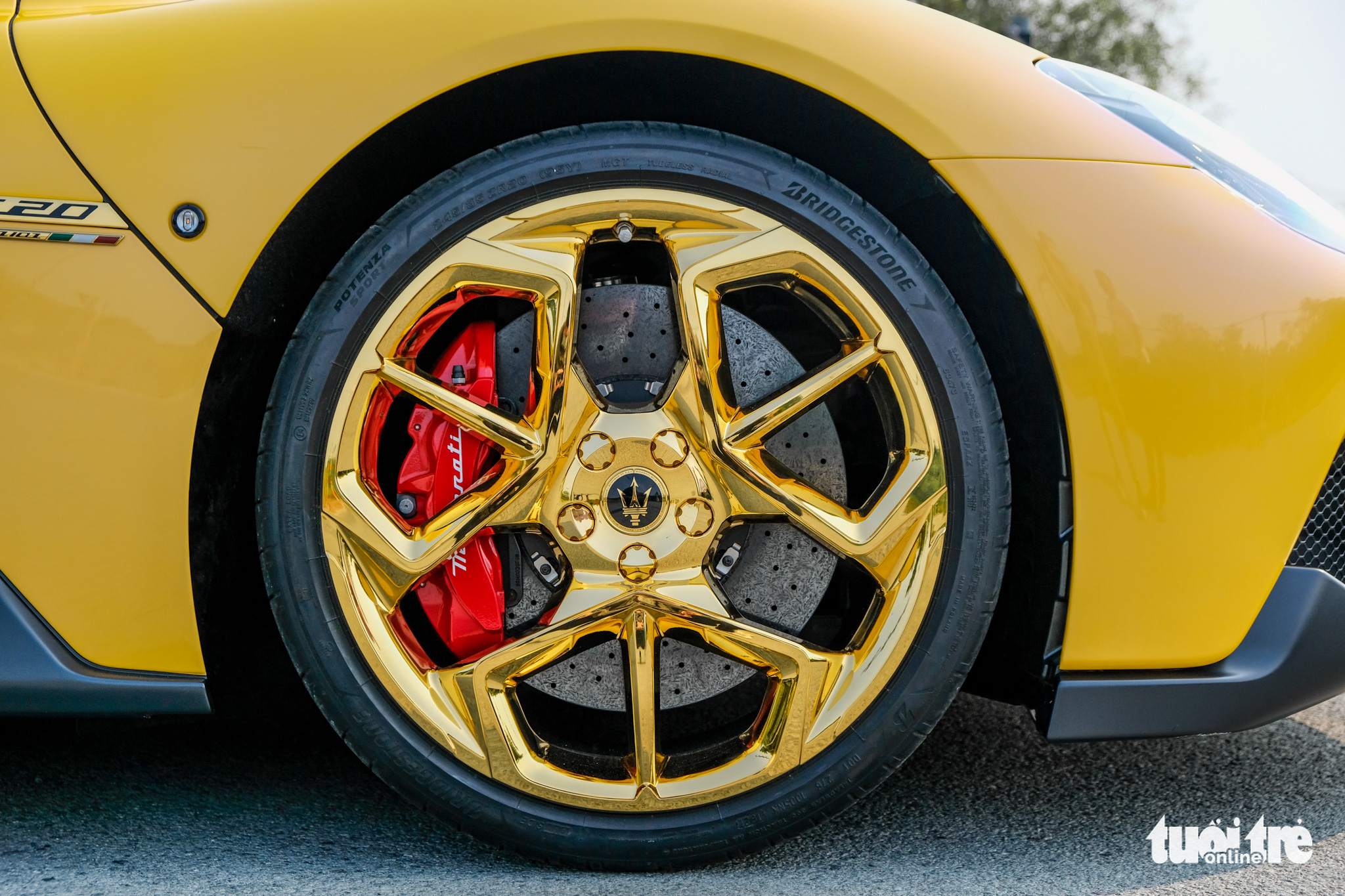 Khám phá Maserati MC20 mạ vàng độc nhất Việt Nam: Chi phí hơn 2 tỉ đồng, thi công 1.000 giờ - Ảnh 5. Khám phá Maserati MC20 mạ vàng độc nhất Việt Nam: Chi phí hơn 2 tỉ đồng, thi công 1.000 giờ - Ảnh 5.
