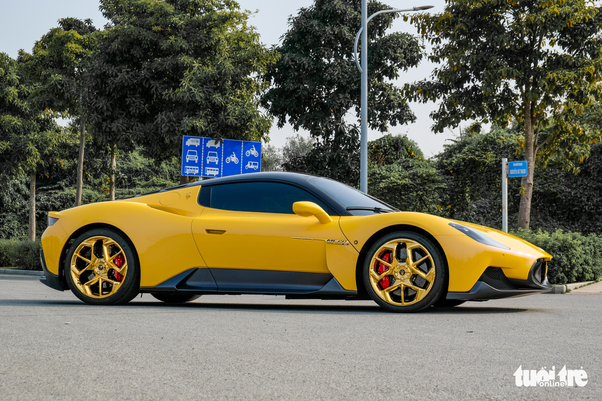 Khám phá Maserati MC20 mạ vàng độc nhất Việt Nam: Chi phí hơn 2 tỉ đồng, thi công 1.000 giờ - Ảnh 4. Khám phá Maserati MC20 mạ vàng độc nhất Việt Nam: Chi phí hơn 2 tỉ đồng, thi công 1.000 giờ - Ảnh 4.