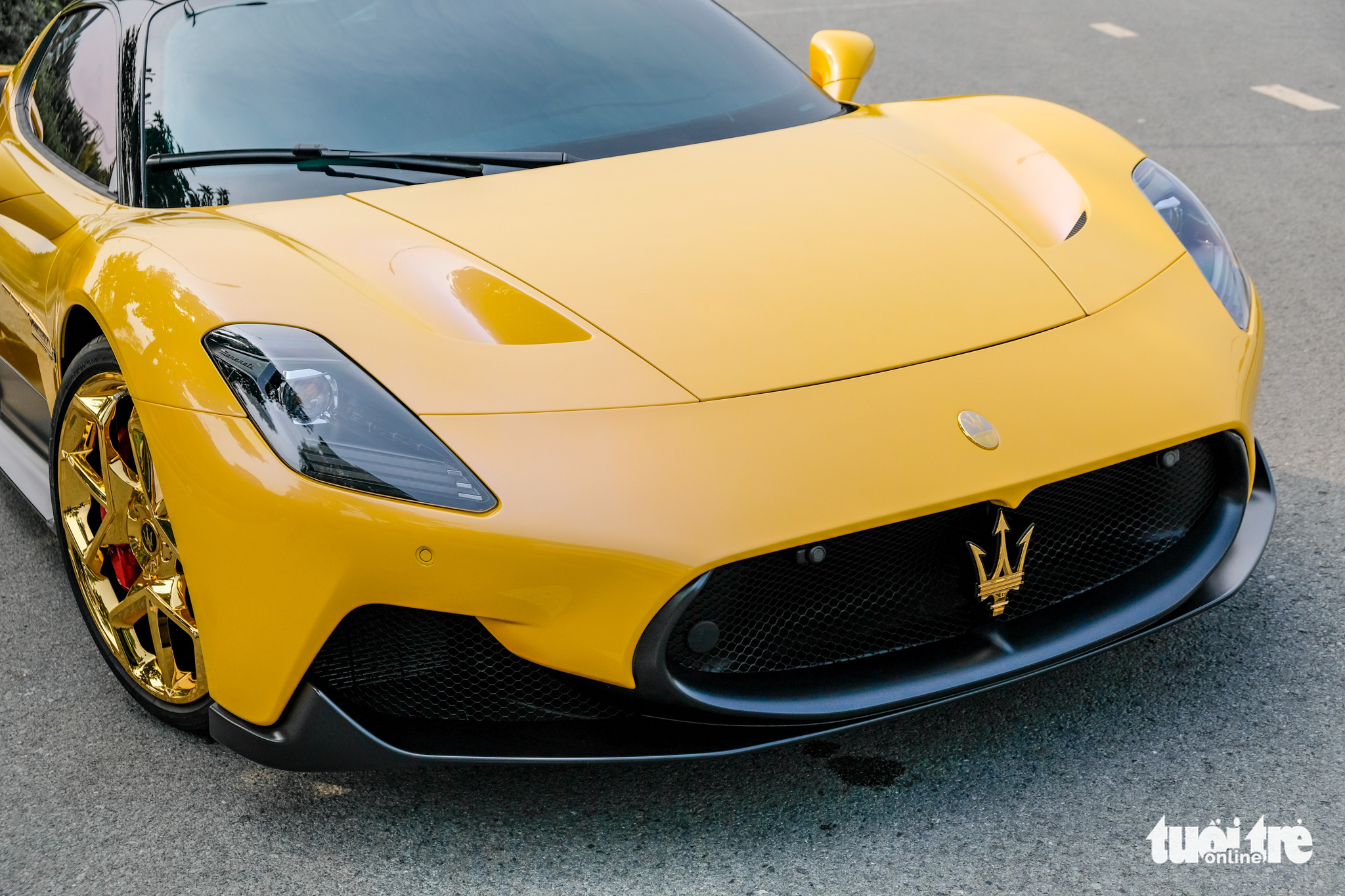 Khám phá Maserati MC20 mạ vàng độc nhất Việt Nam: Chi phí hơn 2 tỉ đồng, thi công 1.000 giờ - Ảnh 3. Khám phá Maserati MC20 mạ vàng độc nhất Việt Nam: Chi phí hơn 2 tỉ đồng, thi công 1.000 giờ - Ảnh 3.