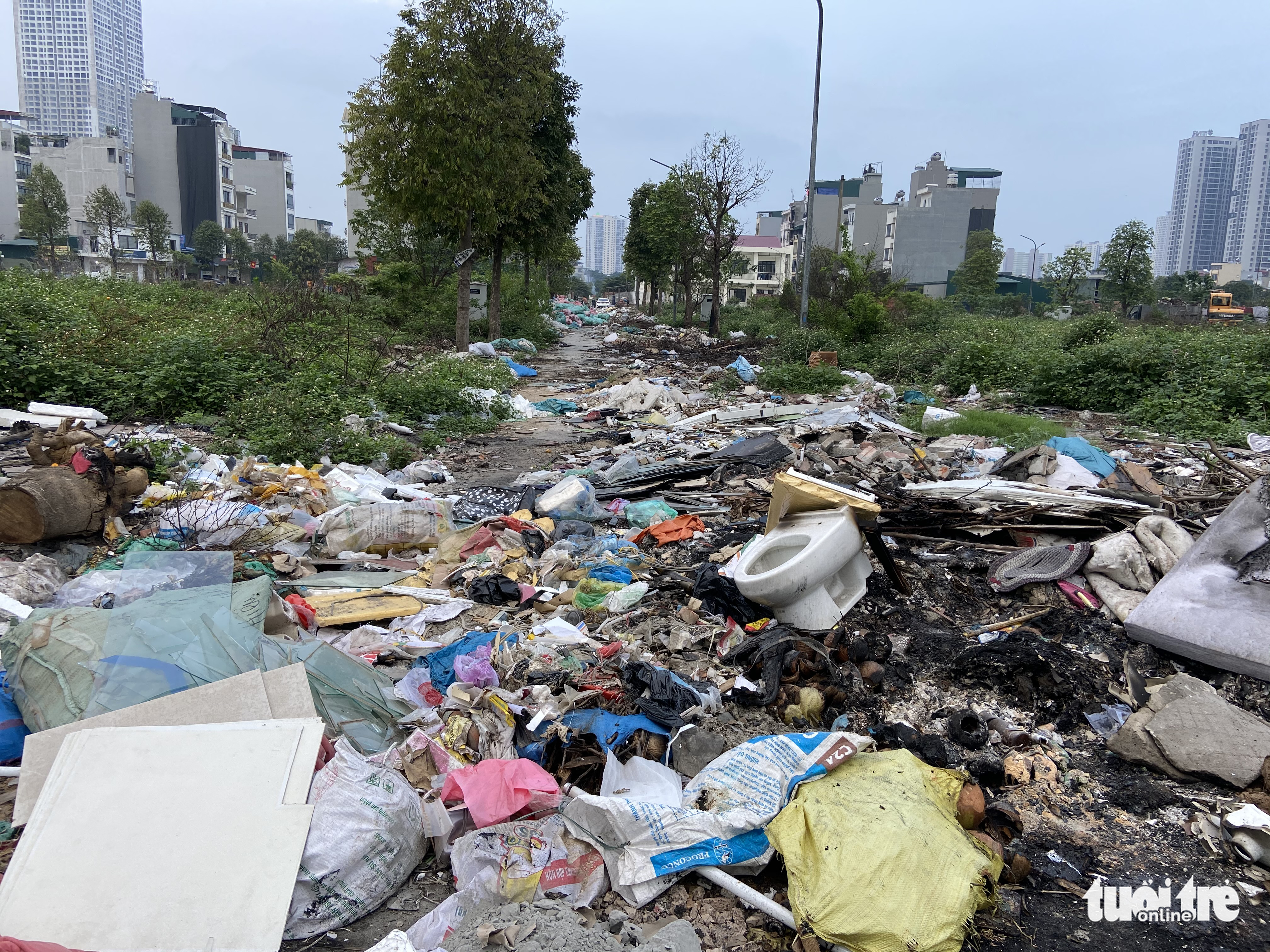 Hà Đông thu dọn cả rừng rác thải tự phát quanh khu dân cư - Ảnh 2. Hà Đông thu dọn cả rừng rác thải tự phát quanh khu dân cư - Ảnh 2.