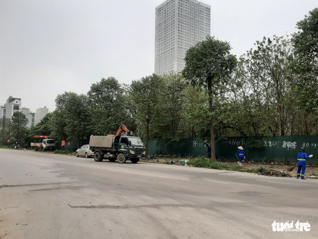 Hà Đông thu dọn cả rừng rác thải tự phát quanh khu dân cư - Ảnh 4. Hà Đông thu dọn cả rừng rác thải tự phát quanh khu dân cư - Ảnh 4.