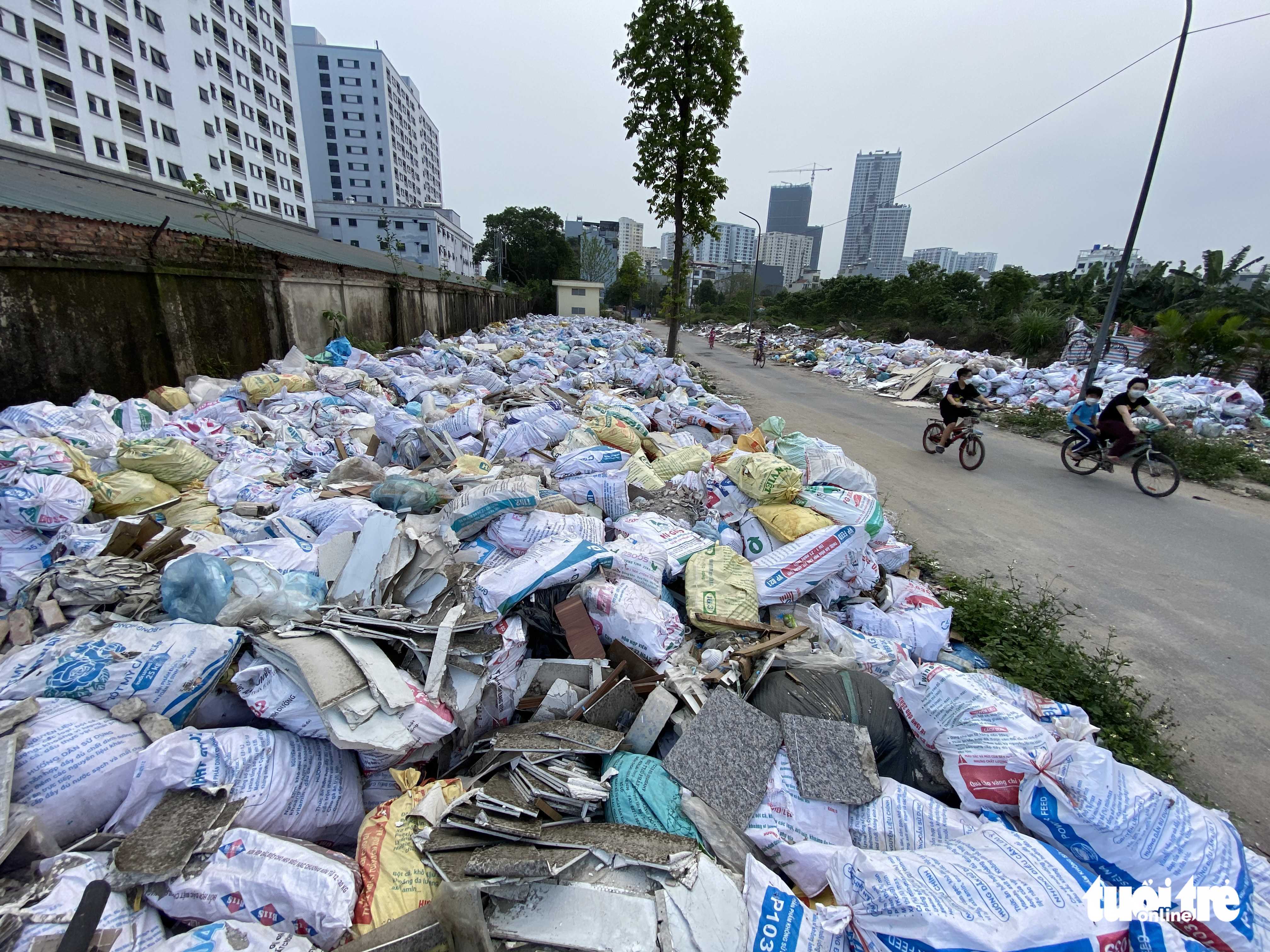 Hà Đông thu dọn cả rừng rác thải tự phát quanh khu dân cư - Ảnh 1. Hà Đông thu dọn cả rừng rác thải tự phát quanh khu dân cư - Ảnh 1.