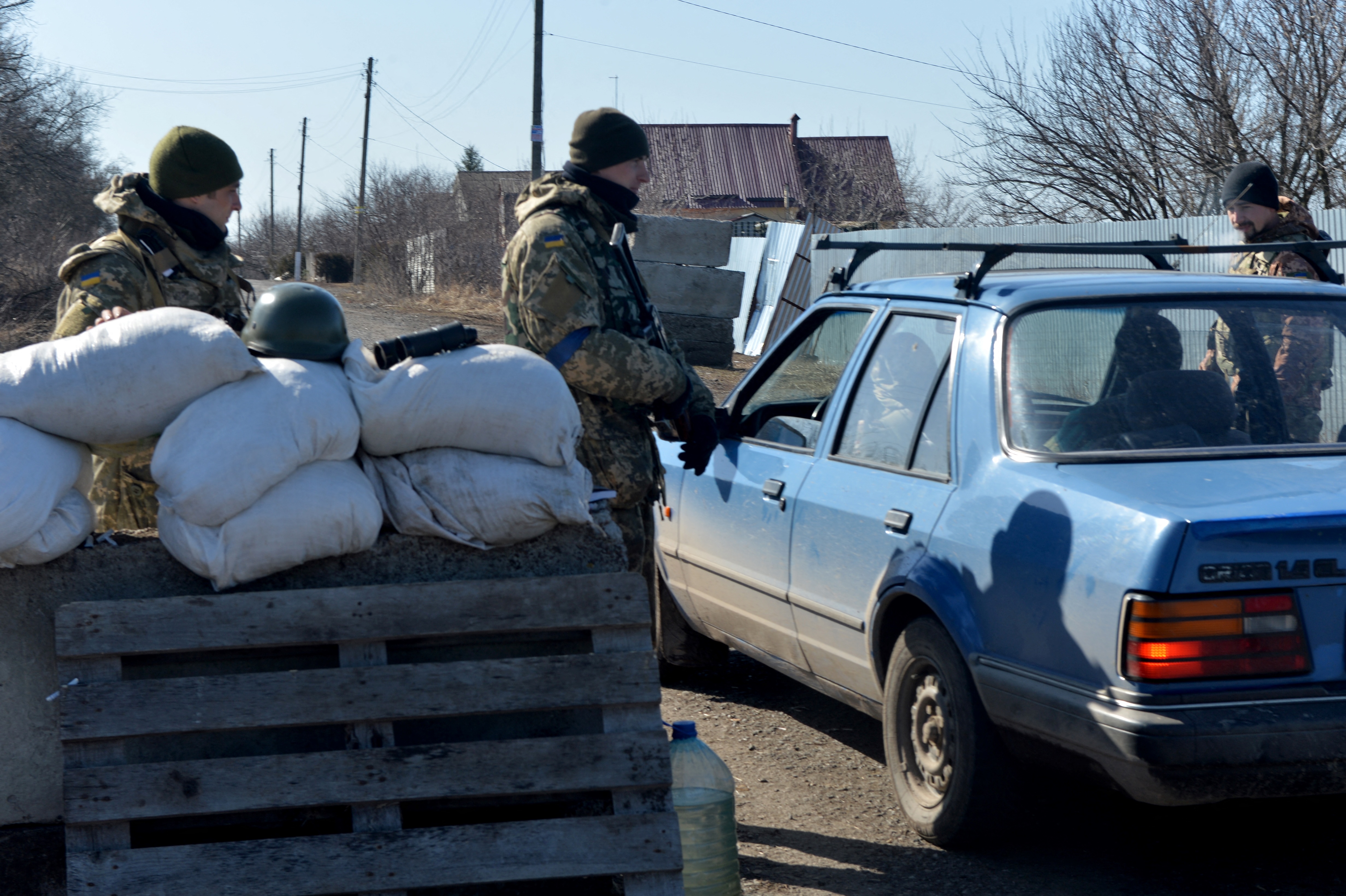 Xuất hiện video 6 phút binh sĩ Nga bị lính Ukraine đánh đập, hai bên nói gì? - Ảnh 2. Xuất hiện video 6 phút binh sĩ Nga bị lính Ukraine đánh đập, hai bên nói gì? - Ảnh 2.