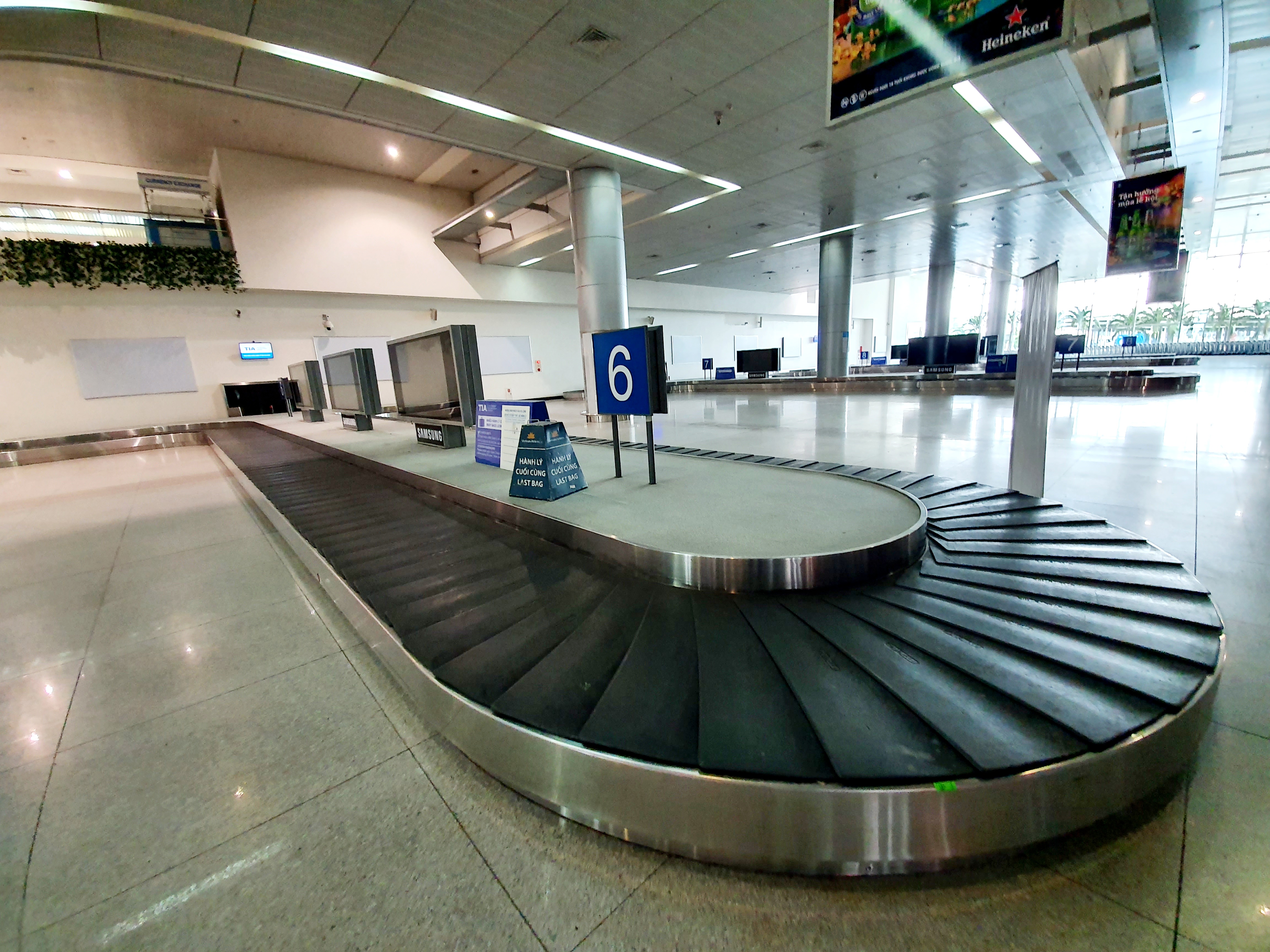 Rục rịch mở lại quầy cà phê, hàng miễn thuế... ở ga quốc tế Tân Sơn Nhất - Ảnh 3.