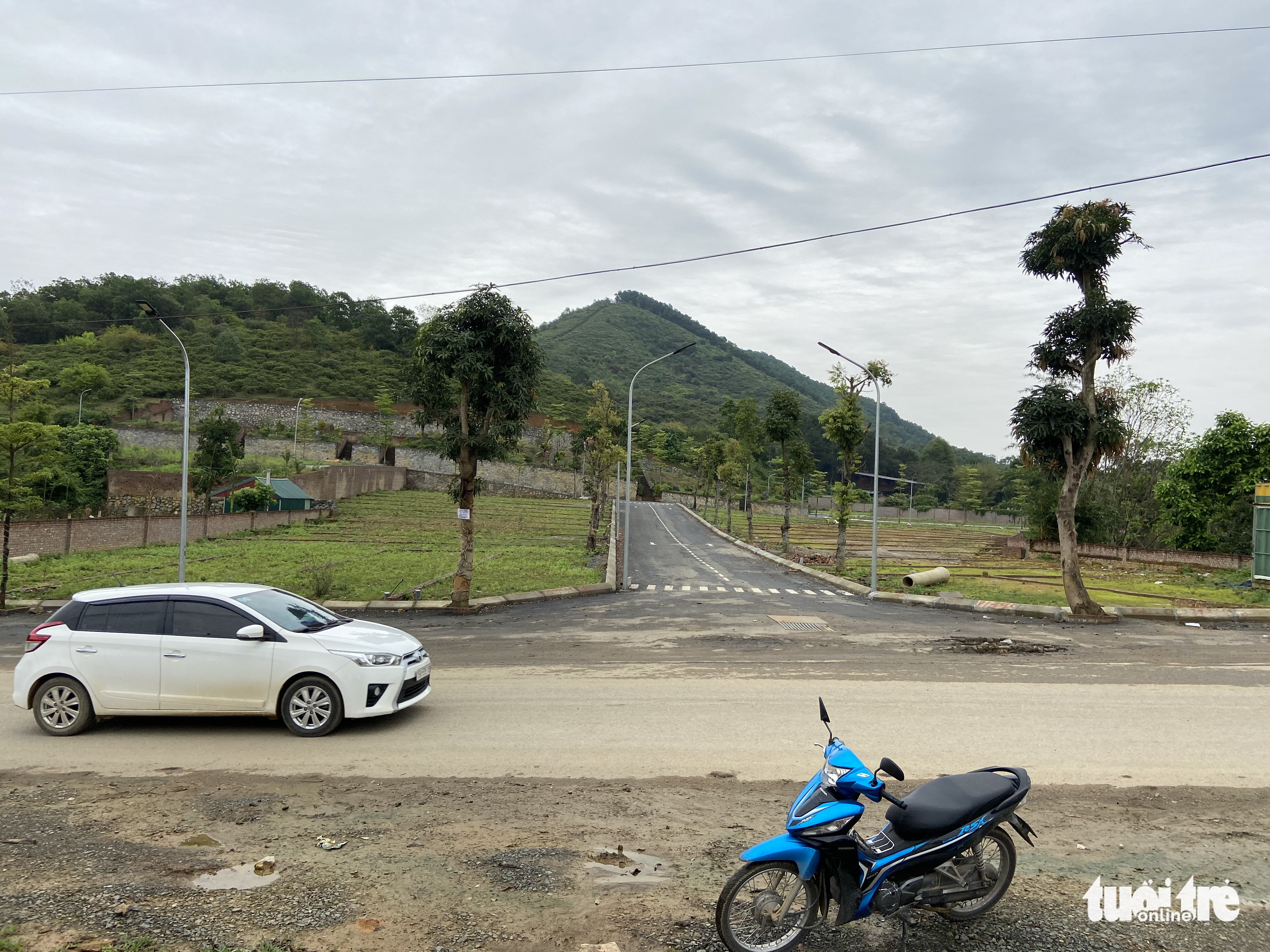 Ảnh tách thửa, phân lô đất nông thôn rồi để hoang phế ở ngoại thành Hà Nội - Ảnh 3.