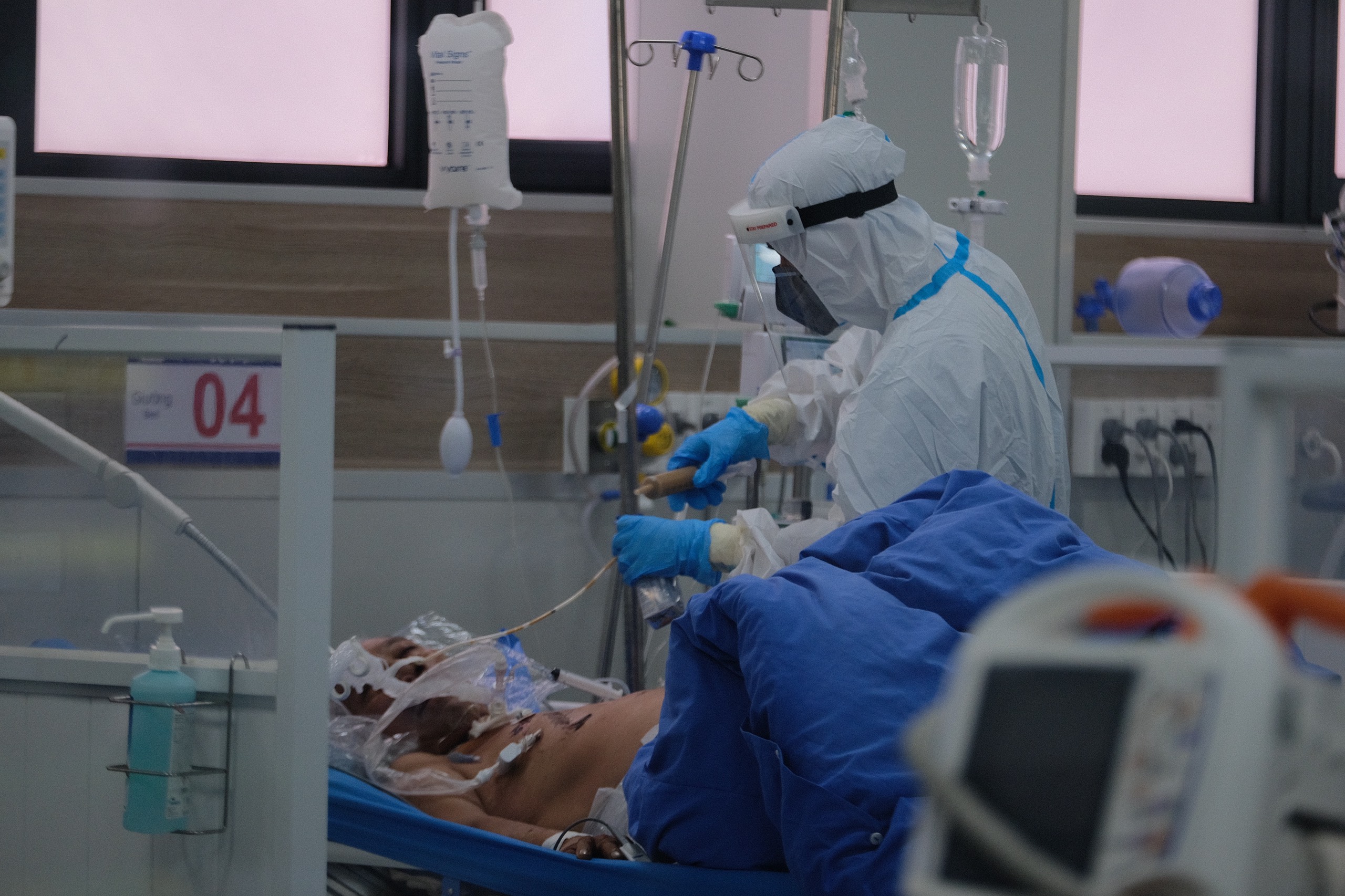 Hà Nội: Ca mắc mới liên tục tăng, khi nào đỉnh dịch? - Ảnh 2. Hà Nội: Ca mắc mới liên tục tăng, khi nào đỉnh dịch? - Ảnh 2.