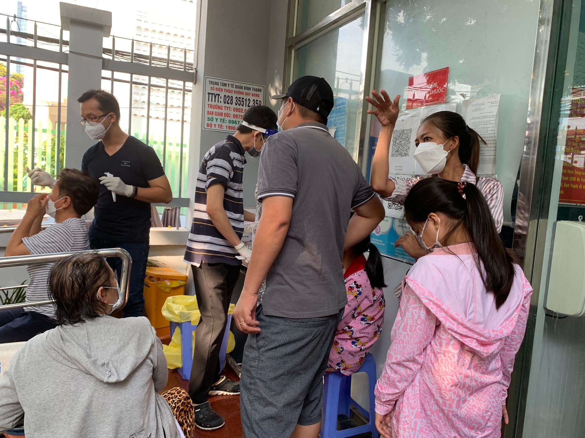 Người dân chen chúc chờ test, lấy giấy xác nhận khỏi bệnh, trạm y tế ở TP.HCM nói gì? - Ảnh 2. Người dân chen chúc chờ test, lấy giấy xác nhận khỏi bệnh, trạm y tế ở TP.HCM nói gì? - Ảnh 2.