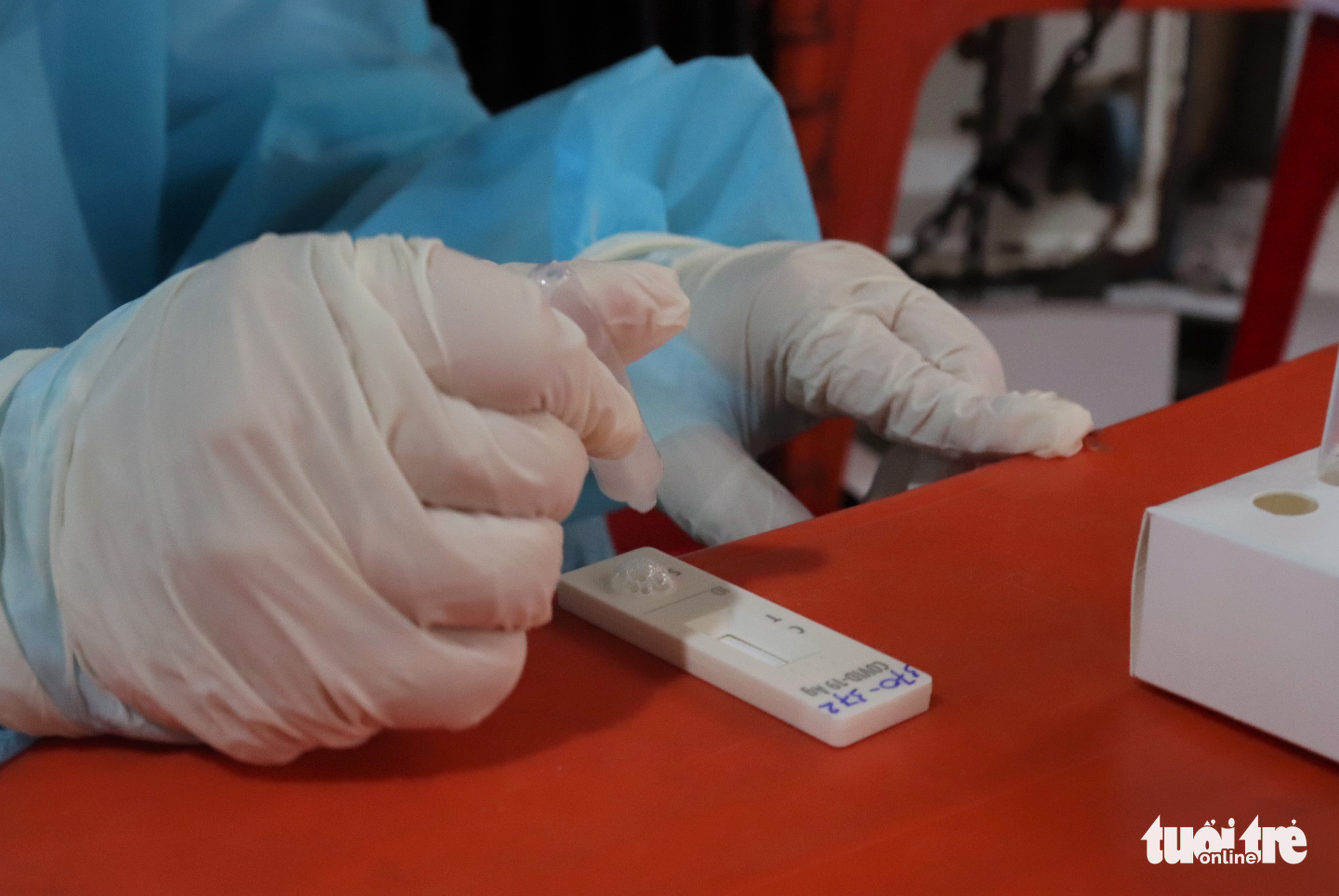 Test nhanh COVID-19: Vạch đậm - nhạt có thể hiện bệnh nặng - nhẹ? - Ảnh 2. Test nhanh COVID-19: Vạch đậm - nhạt có thể hiện bệnh nặng - nhẹ? - Ảnh 2.