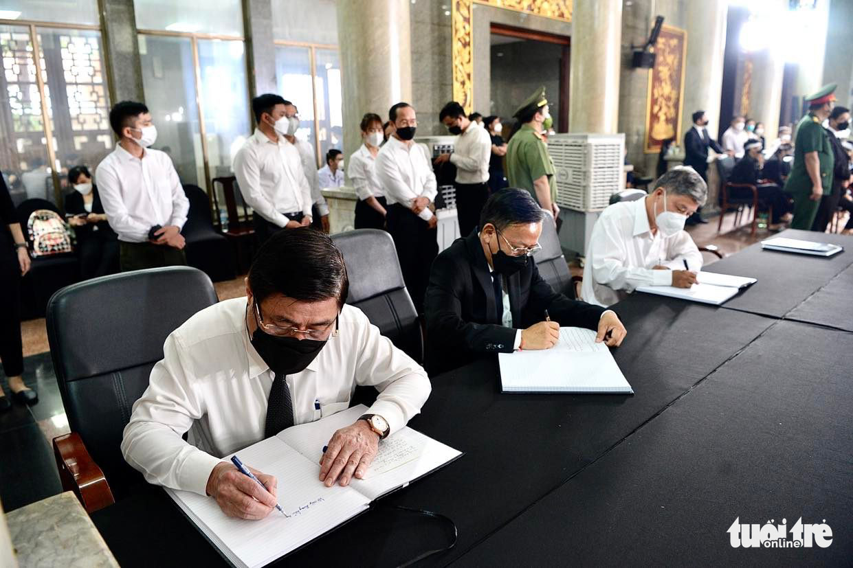 Lãnh đạo viết sổ tang thương tiếc cán bộ trẻ năng động, tận tụy Lê Hòa Bình - Ảnh 3. Lãnh đạo viết sổ tang thương tiếc cán bộ trẻ năng động, tận tụy Lê Hòa Bình - Ảnh 3.