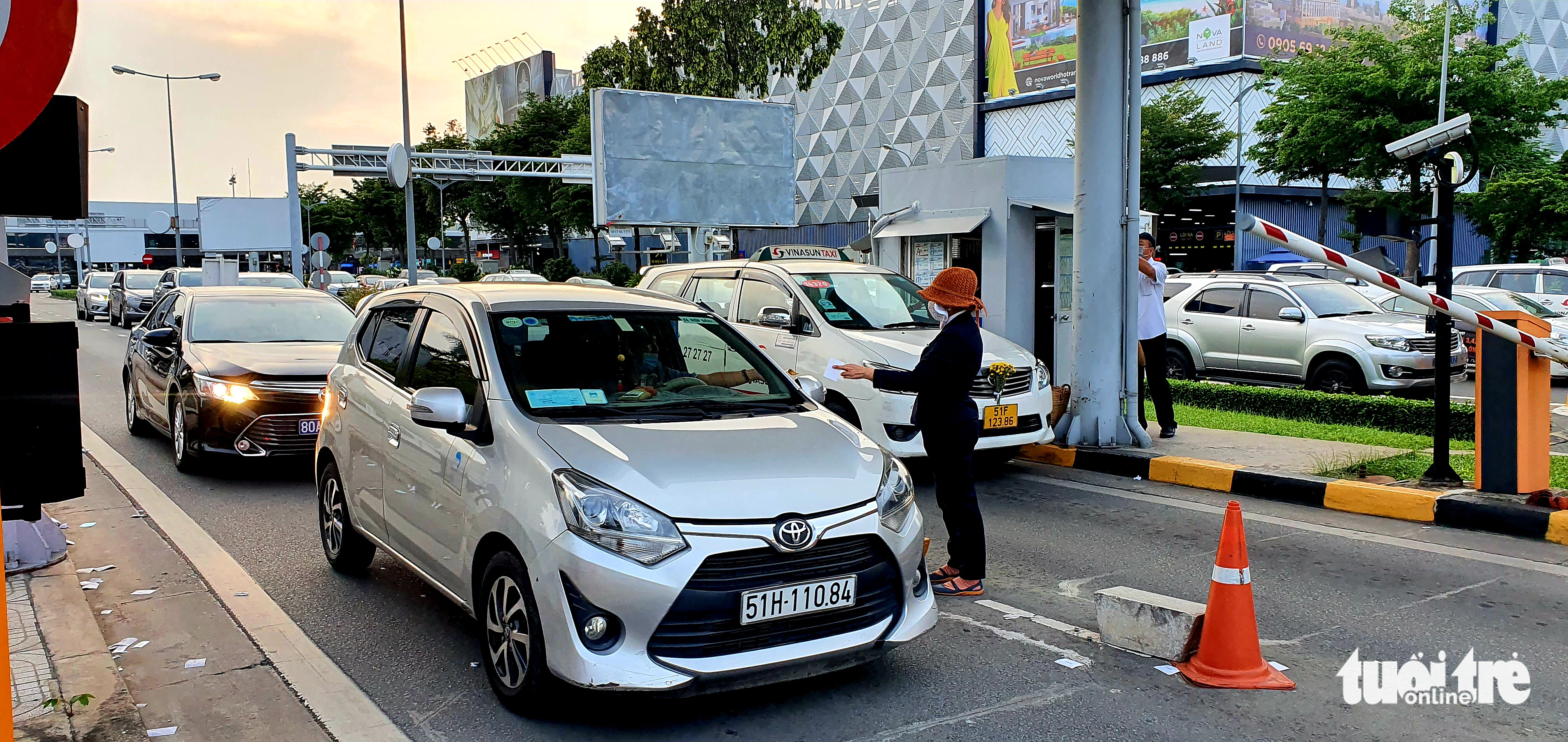 Từ 1-4: Tiếp tục thu phí ôtô ra vào sân bay - Ảnh 1. Từ 1-4: Tiếp tục thu phí ôtô ra vào sân bay - Ảnh 1.