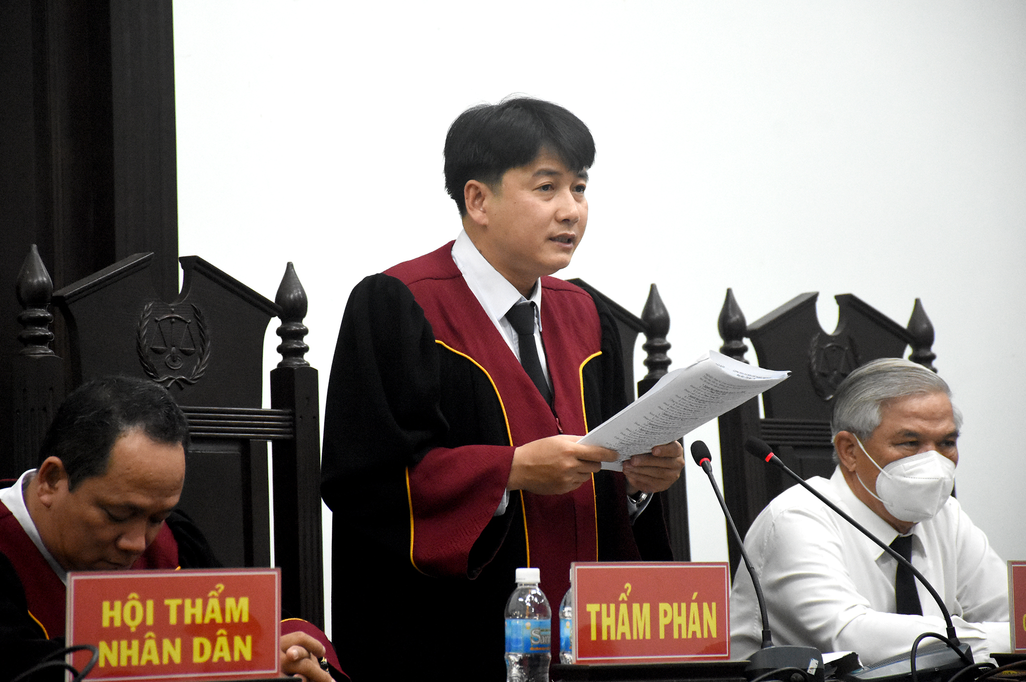 Cựu chủ tịch Khánh Hòa Nguyễn Chiến Thắng bị phạt 5 năm 6 tháng tù - Ảnh 2. Cựu chủ tịch Khánh Hòa Nguyễn Chiến Thắng bị phạt 5 năm 6 tháng tù - Ảnh 2.