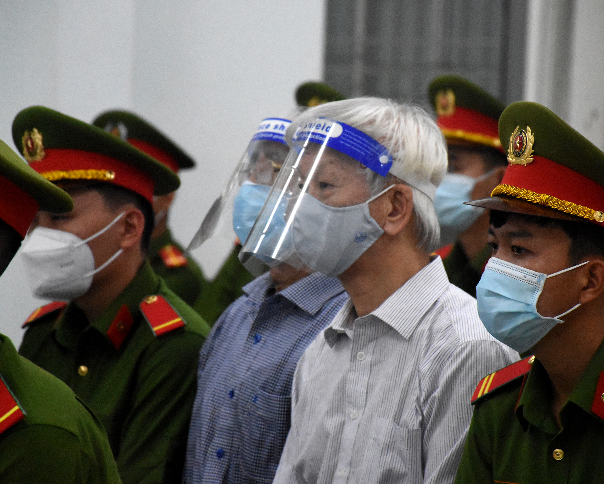 Cựu chủ tịch Khánh Hòa Nguyễn Chiến Thắng bị phạt 5 năm 6 tháng tù - Ảnh 4. Cựu chủ tịch Khánh Hòa Nguyễn Chiến Thắng bị phạt 5 năm 6 tháng tù - Ảnh 4.