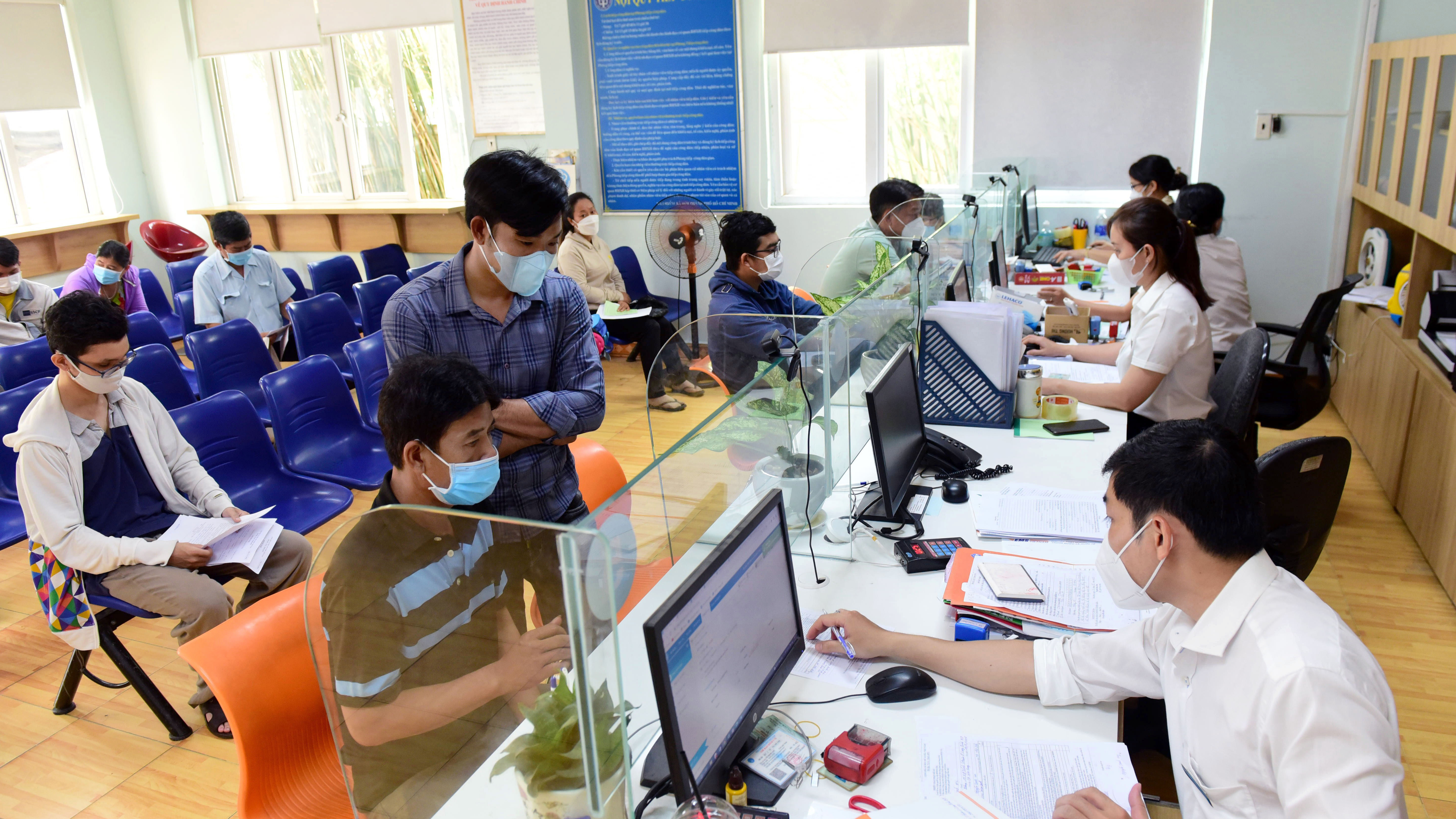 Rút bảo hiểm xã hội một lần: Nhiều đề xuất giải bài toán khó - Ảnh 2. Rút bảo hiểm xã hội một lần: Nhiều đề xuất giải bài toán khó - Ảnh 2.