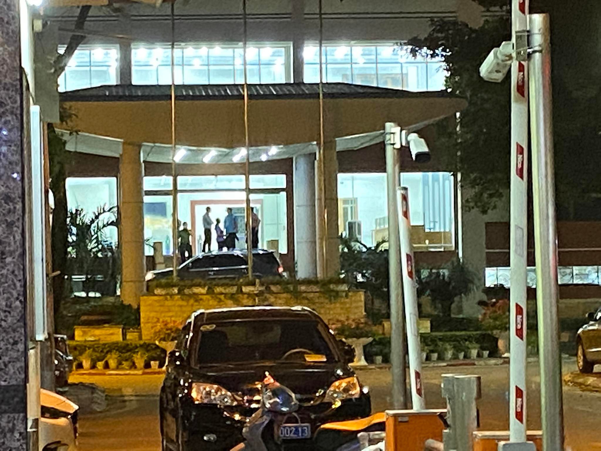 Bắt thứ trưởng Bộ Ngoại giao Tô Anh Dũng tội nhận hối lộ liên quan vụ chuyến bay giải cứu - Ảnh 2. Bắt thứ trưởng Bộ Ngoại giao Tô Anh Dũng tội nhận hối lộ liên quan vụ chuyến bay giải cứu - Ảnh 2.