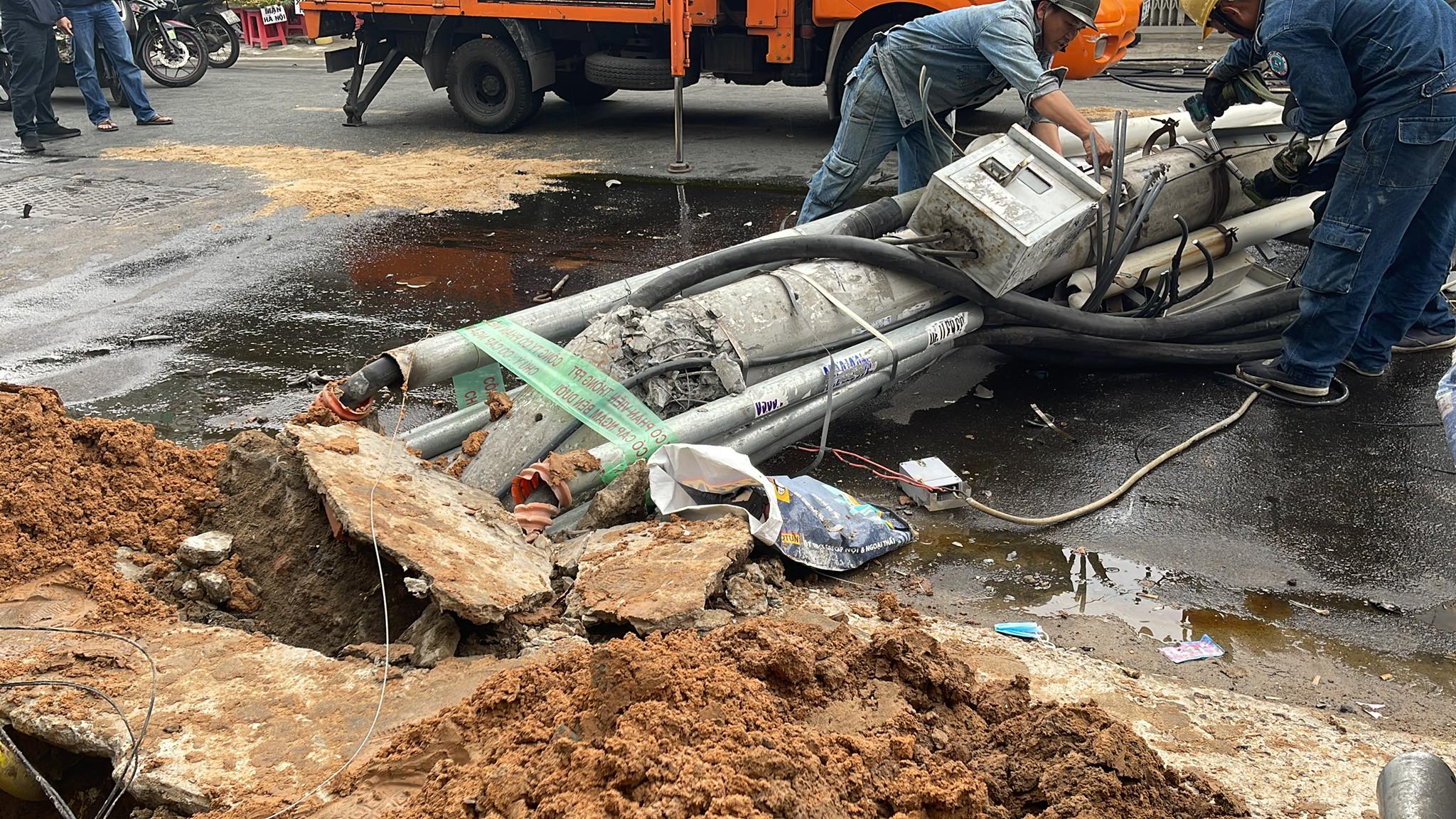 Trụ điện cao 10 mét đổ ụp chắn ngang đường vì bị đào hố sát bên - Ảnh 3. Trụ điện cao 10 mét đổ ụp chắn ngang đường vì bị đào hố sát bên - Ảnh 3.