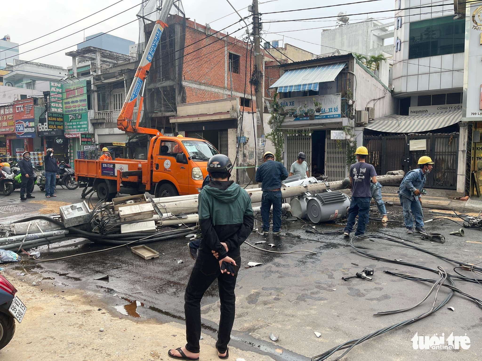 Trụ điện cao 10 mét đổ ụp chắn ngang đường vì bị đào hố sát bên - Ảnh 1. Trụ điện cao 10 mét đổ ụp chắn ngang đường vì bị đào hố sát bên - Ảnh 1.