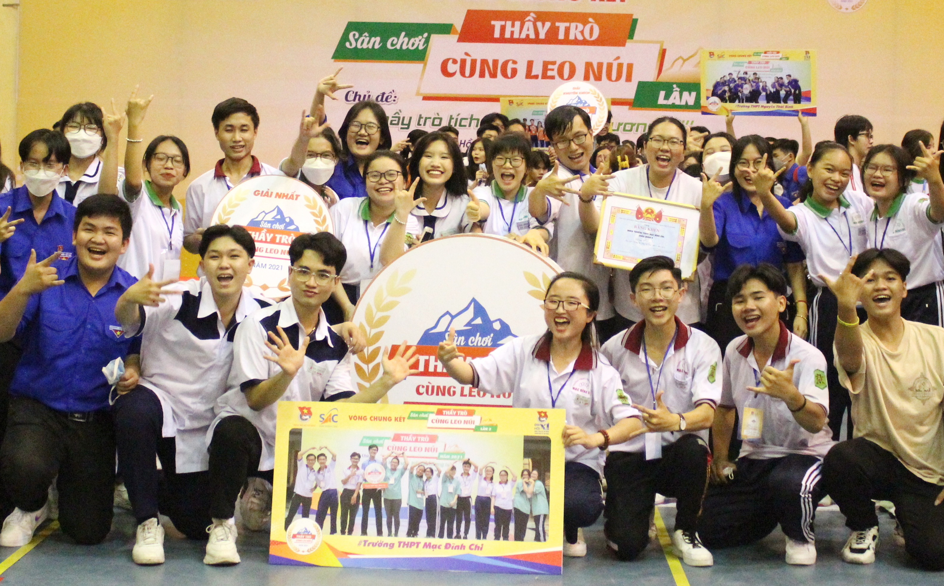 Thầy trò Trường THPT Mạc Đĩnh Chi đã leo tới đỉnh núi - Ảnh 1. Thầy trò Trường THPT Mạc Đĩnh Chi đã leo tới đỉnh núi - Ảnh 1.