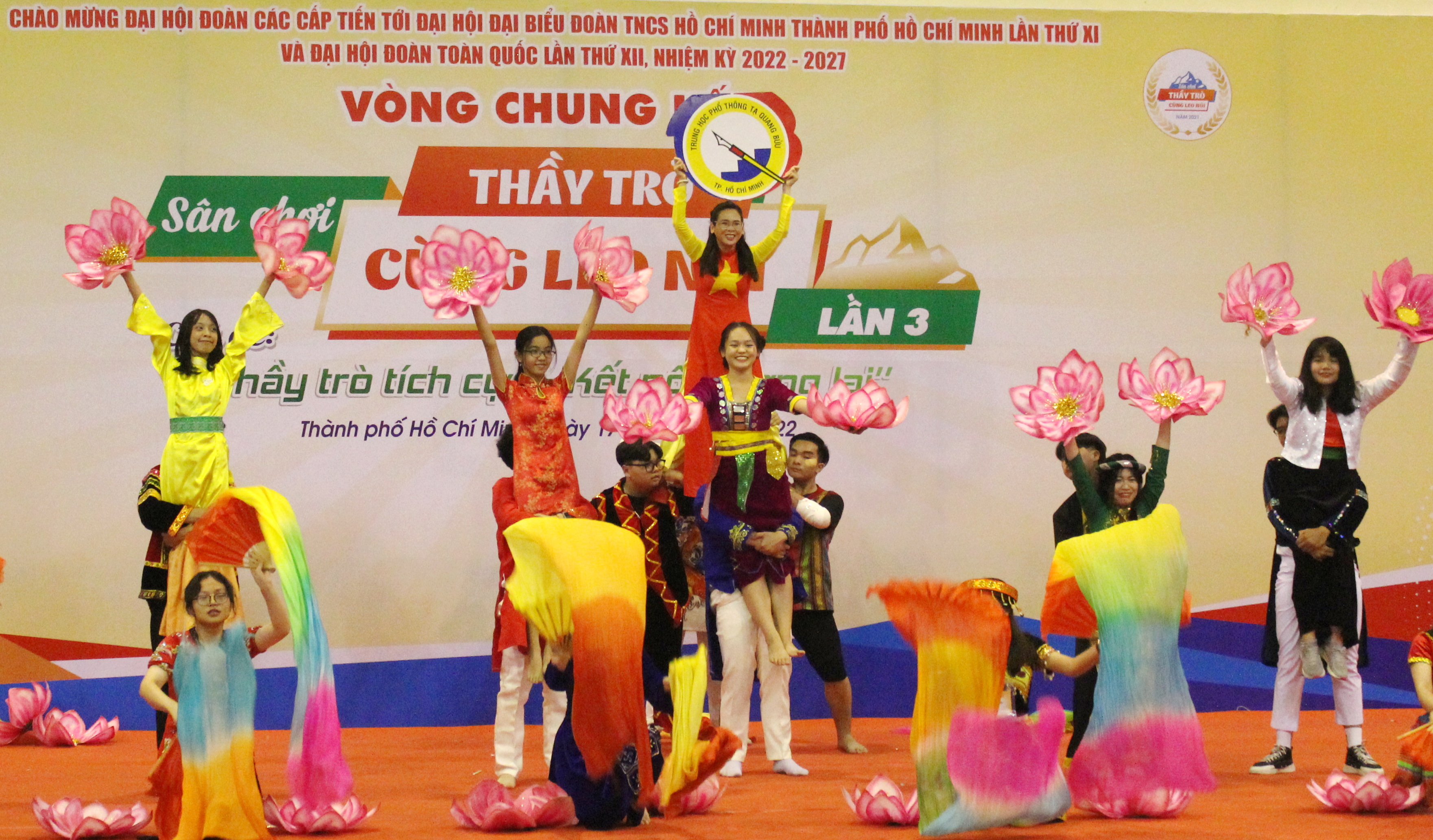 Thầy trò Trường THPT Mạc Đĩnh Chi đã leo tới đỉnh núi - Ảnh 2. Thầy trò Trường THPT Mạc Đĩnh Chi đã leo tới đỉnh núi - Ảnh 2.