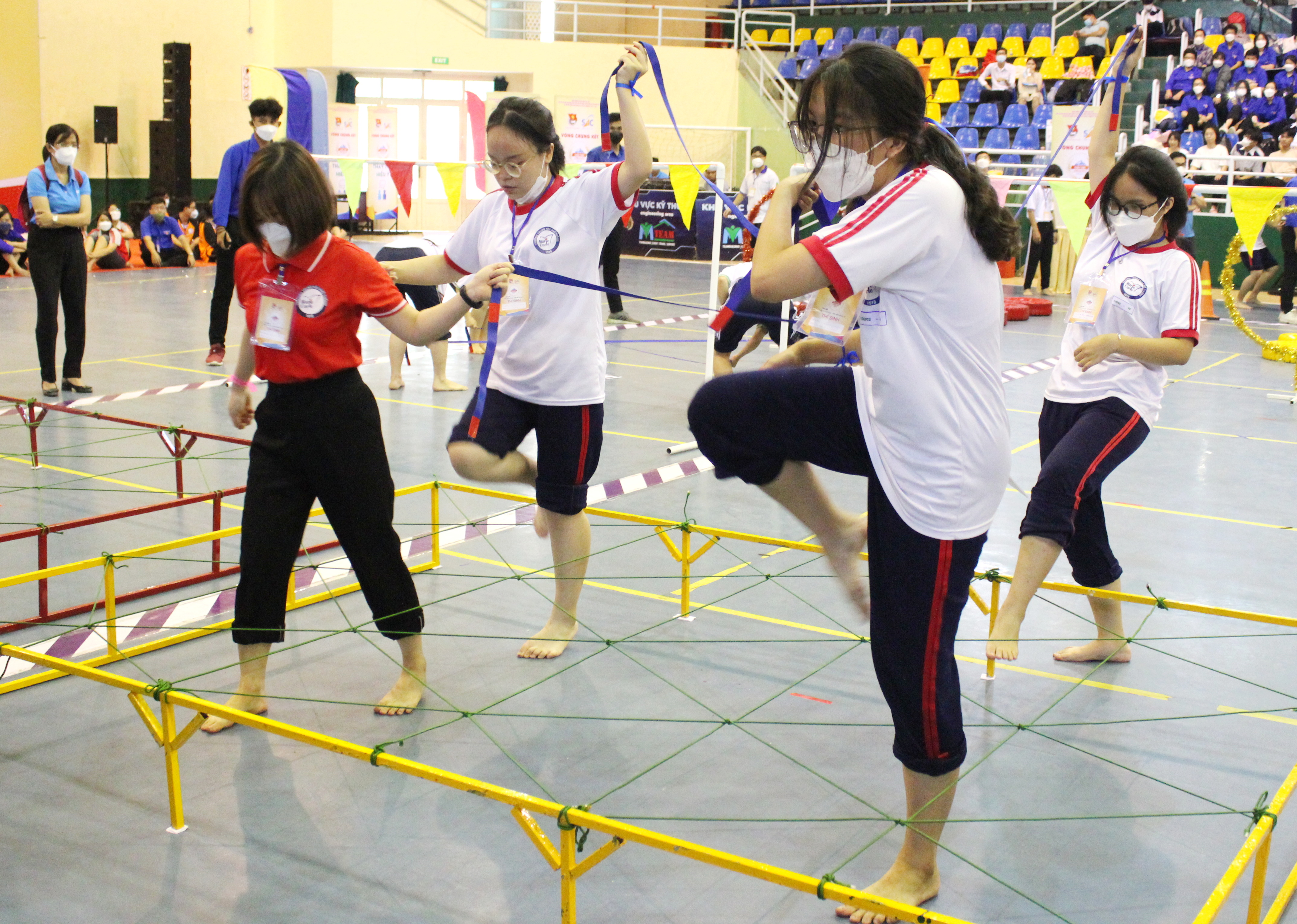 Thầy trò Trường THPT Mạc Đĩnh Chi đã leo tới đỉnh núi - Ảnh 3. Thầy trò Trường THPT Mạc Đĩnh Chi đã leo tới đỉnh núi - Ảnh 3.