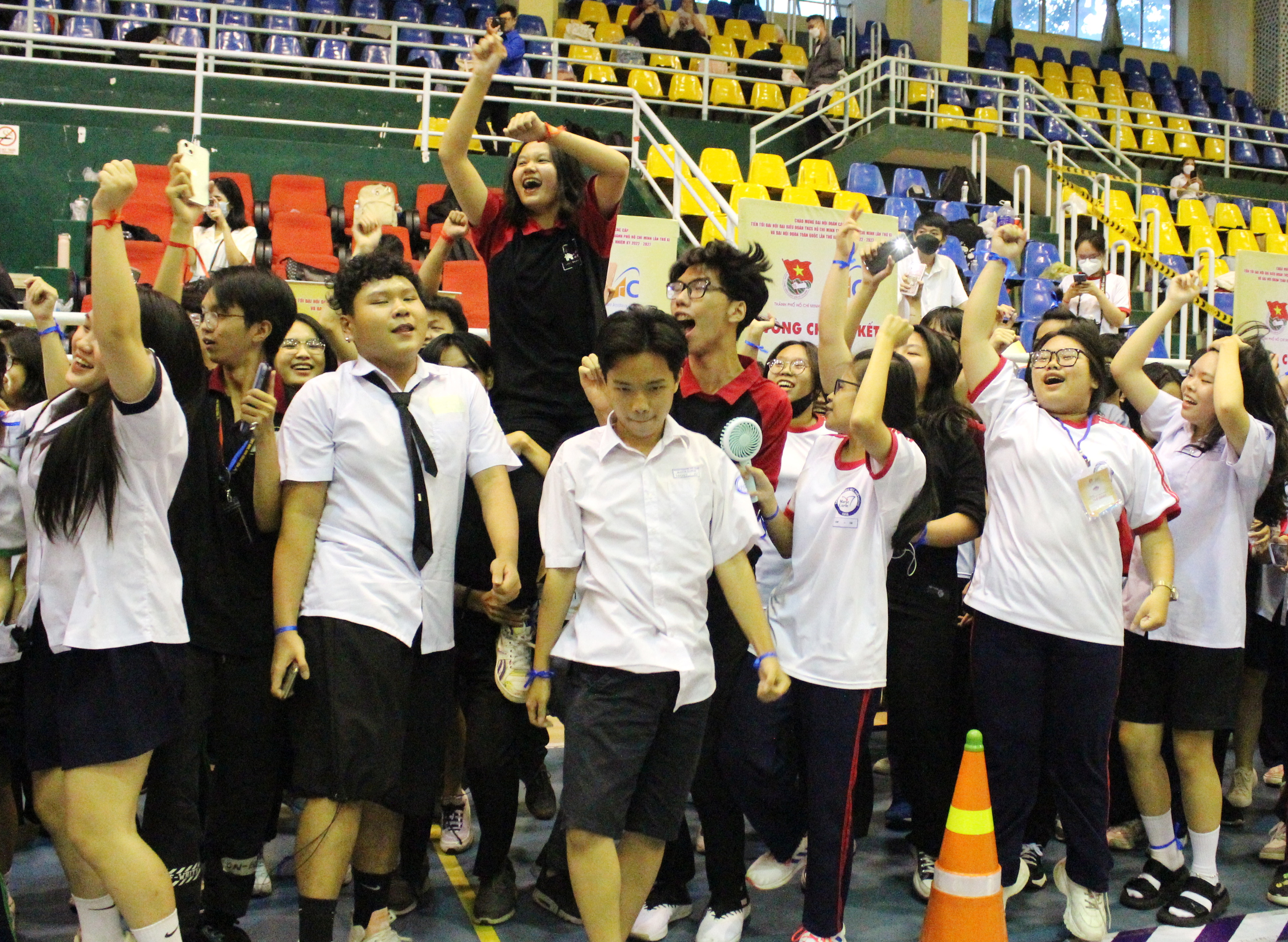 Thầy trò Trường THPT Mạc Đĩnh Chi đã leo tới đỉnh núi - Ảnh 4. Thầy trò Trường THPT Mạc Đĩnh Chi đã leo tới đỉnh núi - Ảnh 4.