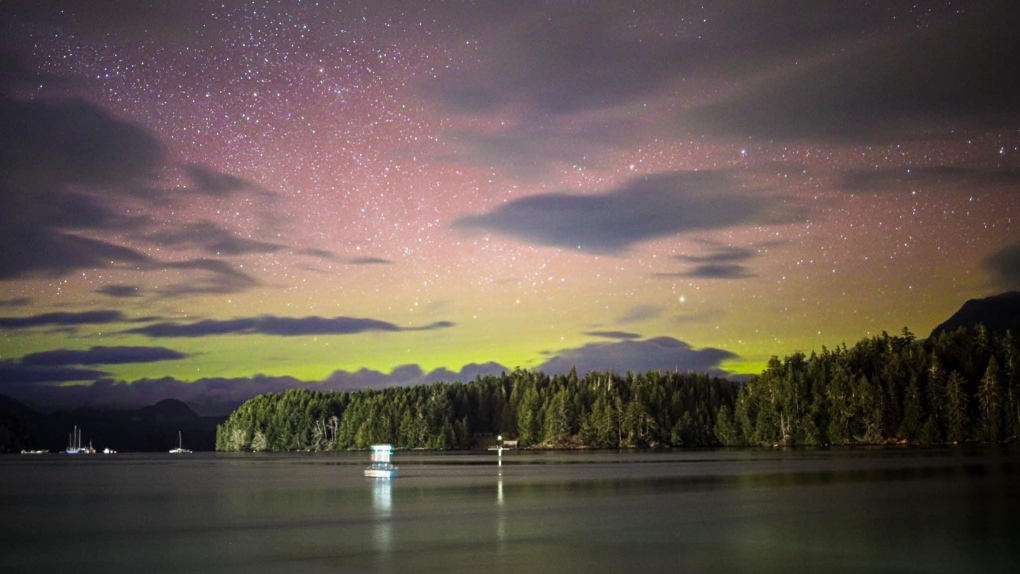 Những dải sáng tuyệt đẹp trong mùa cực quang 2022 - Ảnh 5. Những dải sáng tuyệt đẹp trong mùa cực quang 2022 - Ảnh 5.