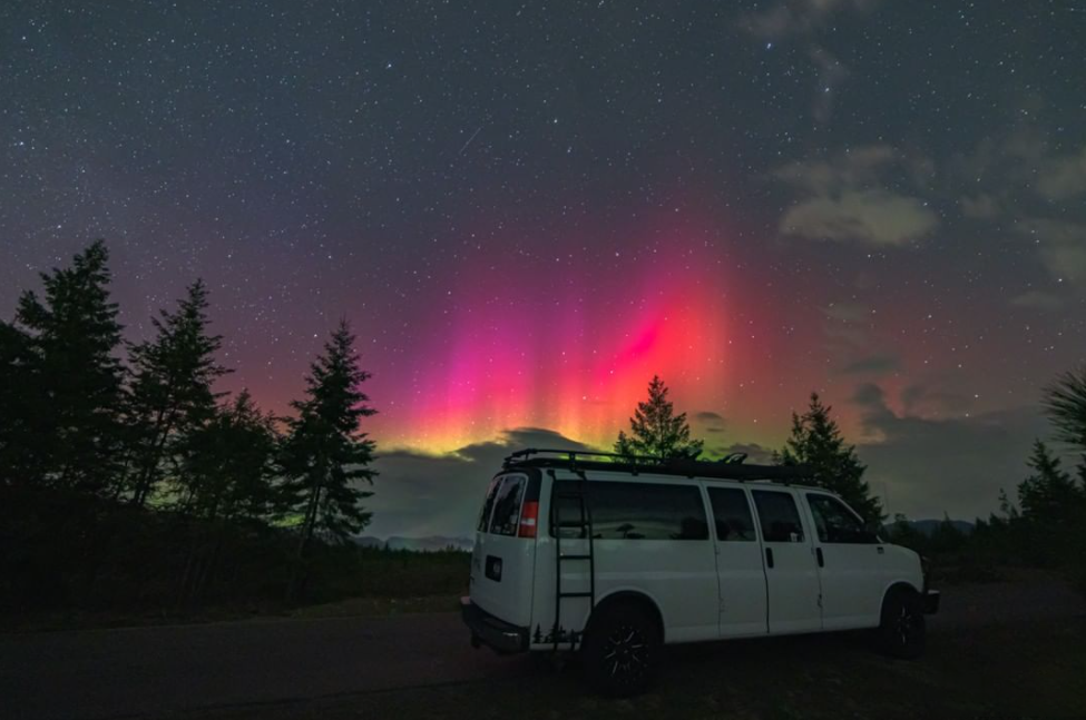 Những dải sáng tuyệt đẹp trong mùa cực quang 2022 - Ảnh 8. Những dải sáng tuyệt đẹp trong mùa cực quang 2022 - Ảnh 8.