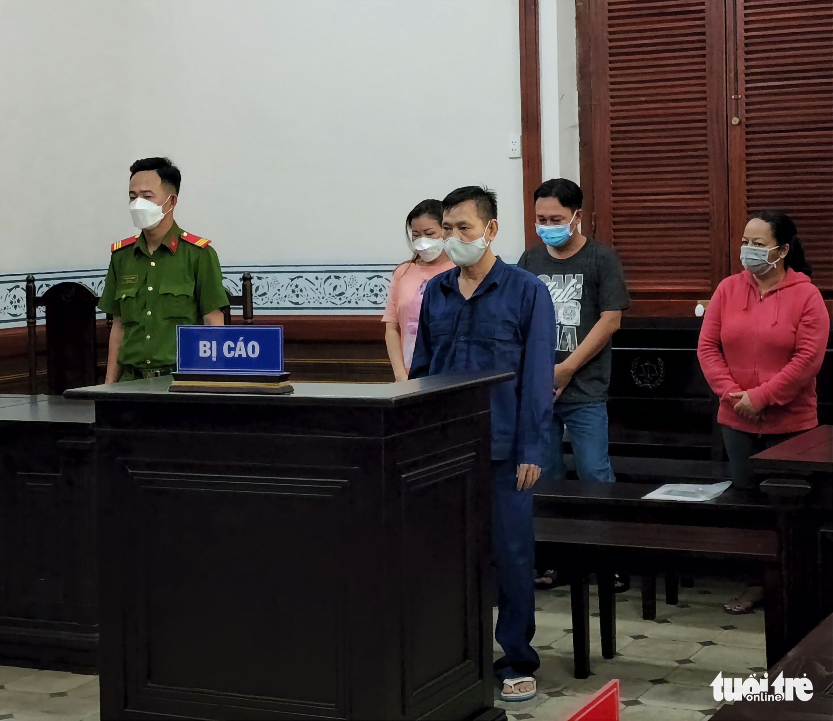 Xử lại vụ lừa chạy án, tòa tuyên cựu cán bộ công an 6 năm tù - Ảnh 1. Xử lại vụ lừa chạy án, tòa tuyên cựu cán bộ công an 6 năm tù - Ảnh 1.