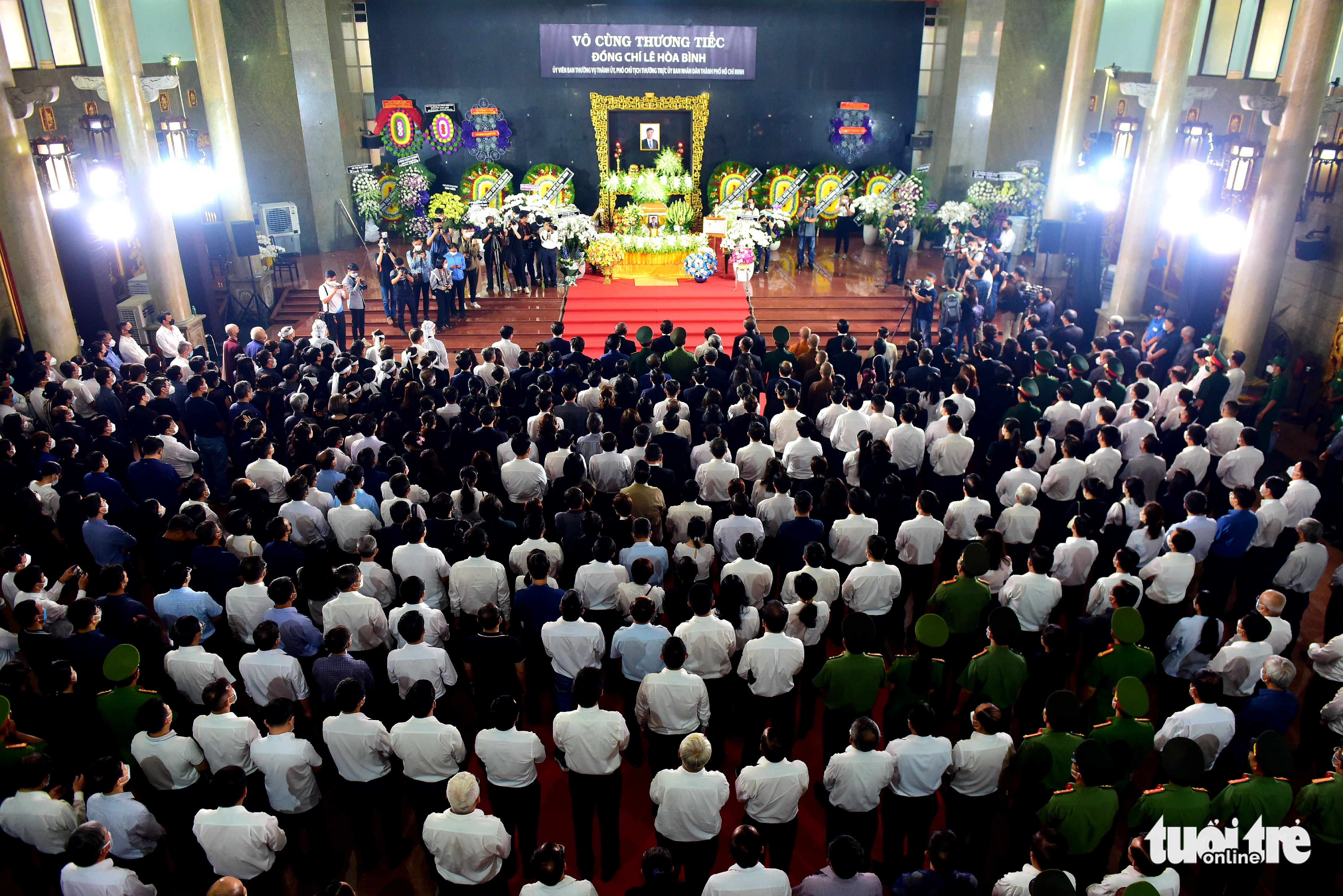Sáng nay, tiễn đưa ông Lê Hòa Bình - phó chủ tịch thường trực TP.HCM - về nơi an nghỉ cuối cùng - Ảnh 10. Sáng nay, tiễn đưa ông Lê Hòa Bình - phó chủ tịch thường trực TP.HCM - về nơi an nghỉ cuối cùng - Ảnh 10.