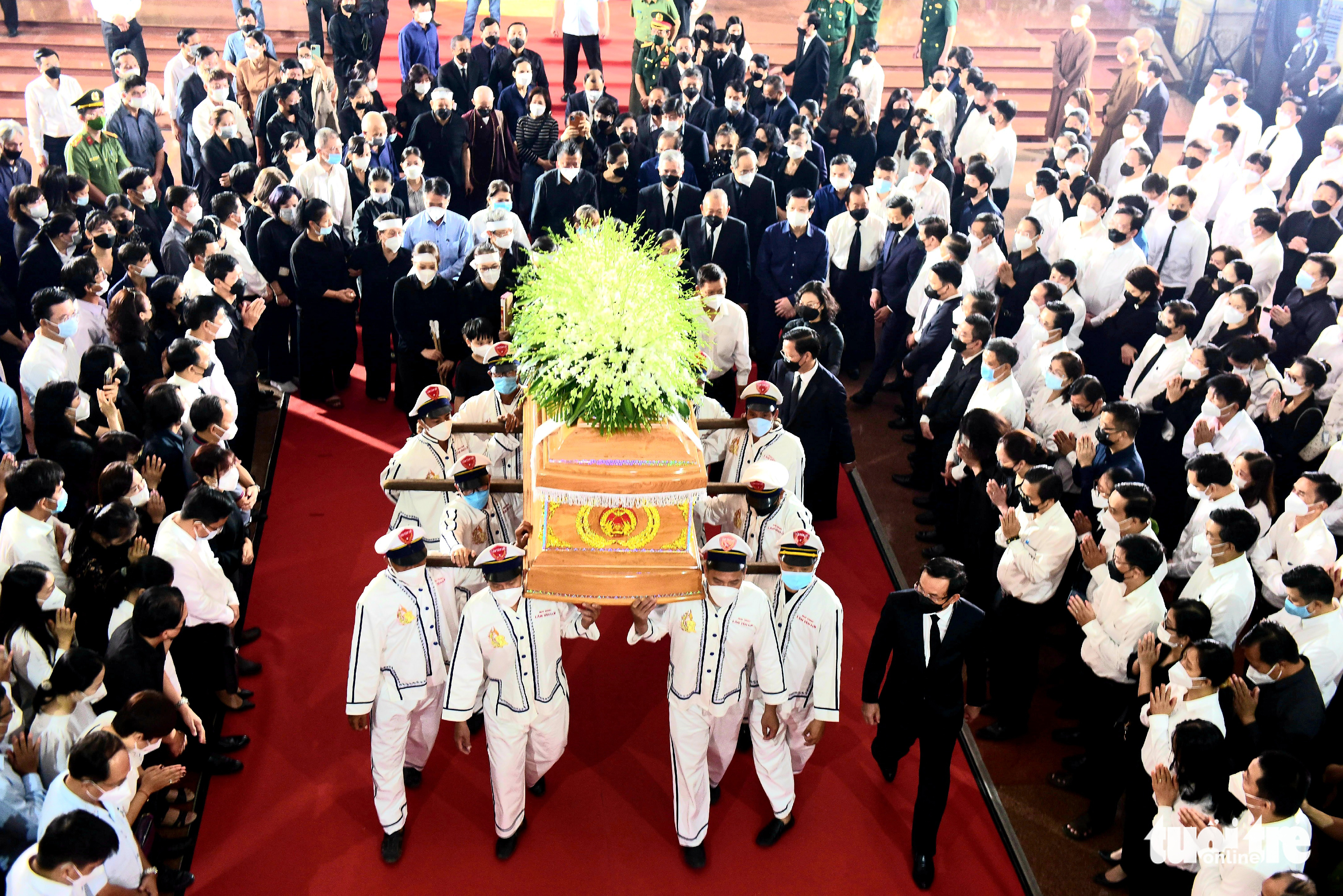 Sáng nay, tiễn đưa ông Lê Hòa Bình - phó chủ tịch thường trực TP.HCM - về nơi an nghỉ cuối cùng - Ảnh 3. Sáng nay, tiễn đưa ông Lê Hòa Bình - phó chủ tịch thường trực TP.HCM - về nơi an nghỉ cuối cùng - Ảnh 3.