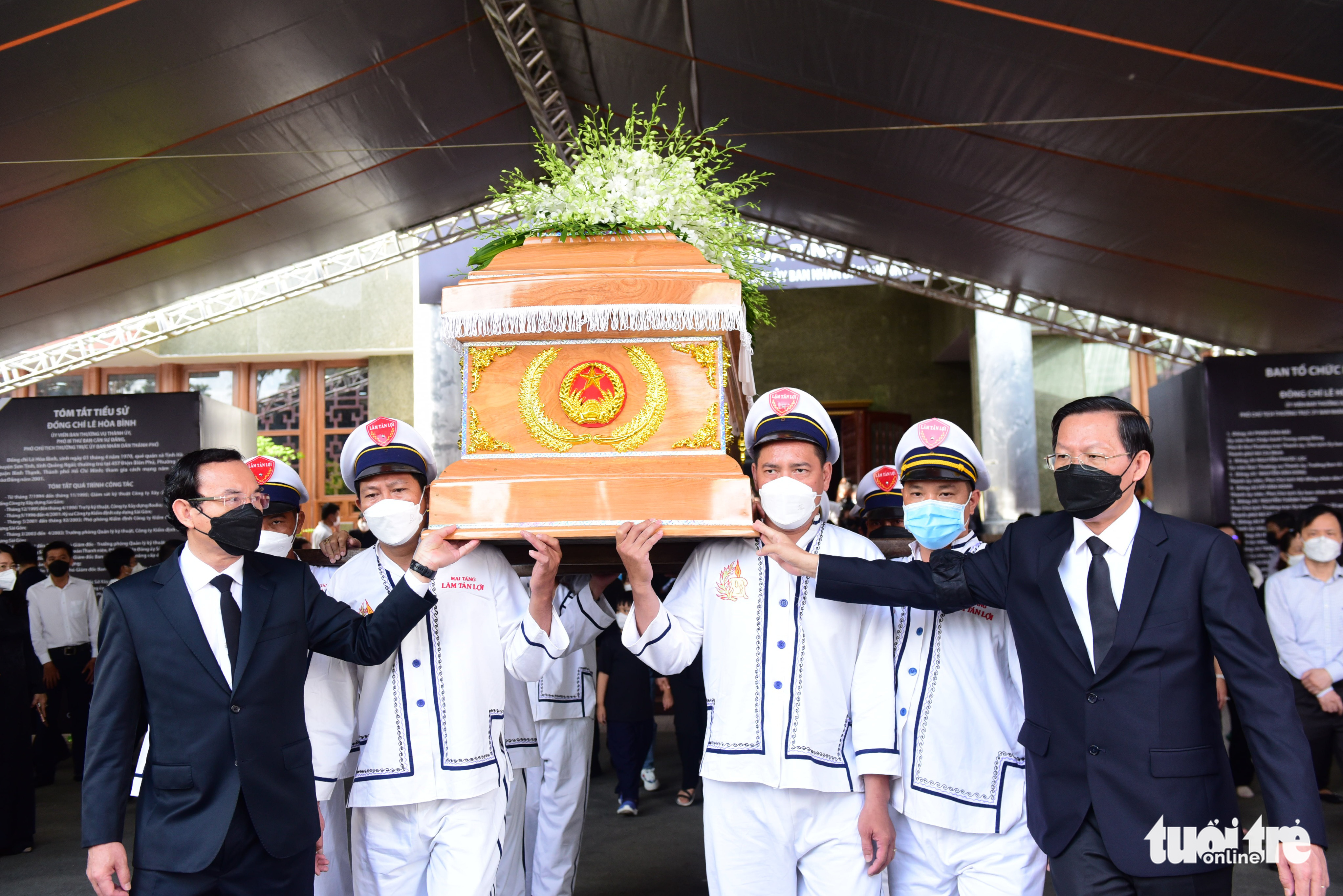 Sáng nay, tiễn đưa ông Lê Hòa Bình - phó chủ tịch thường trực TP.HCM - về nơi an nghỉ cuối cùng - Ảnh 2. Sáng nay, tiễn đưa ông Lê Hòa Bình - phó chủ tịch thường trực TP.HCM - về nơi an nghỉ cuối cùng - Ảnh 2.