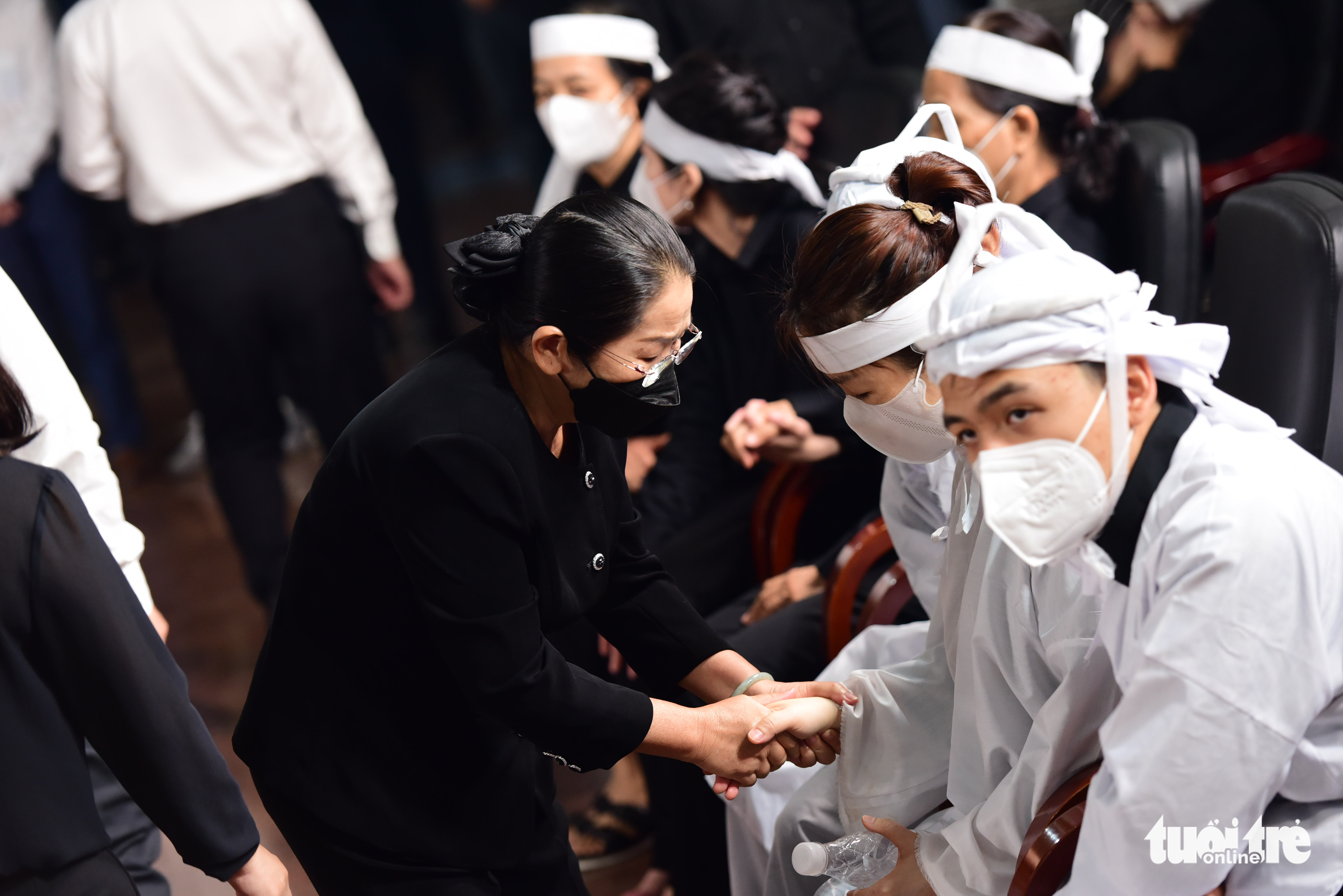 Sáng nay, tiễn đưa ông Lê Hòa Bình - phó chủ tịch thường trực TP.HCM - về nơi an nghỉ cuối cùng - Ảnh 14. Sáng nay, tiễn đưa ông Lê Hòa Bình - phó chủ tịch thường trực TP.HCM - về nơi an nghỉ cuối cùng - Ảnh 14.