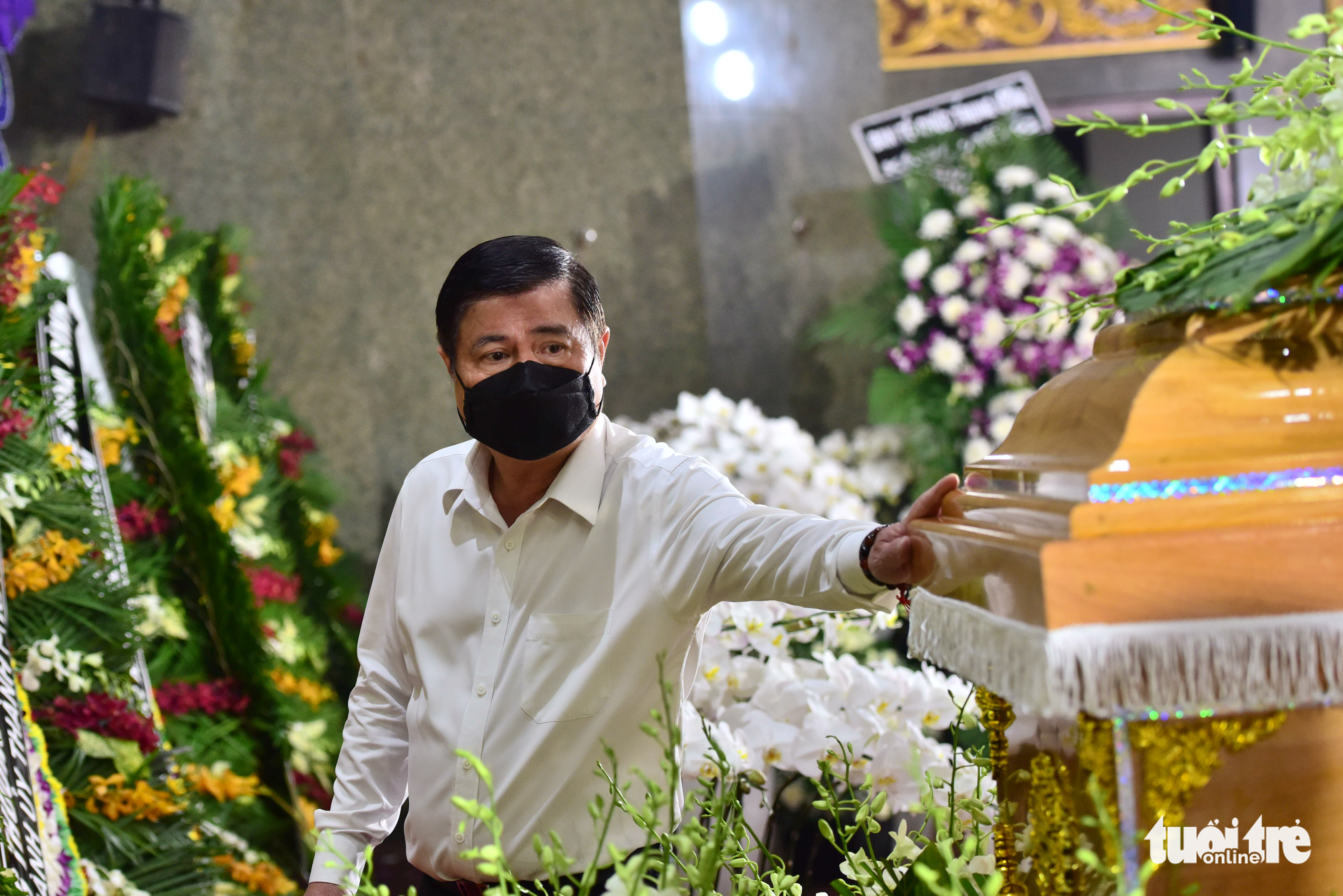 Sáng nay, tiễn đưa ông Lê Hòa Bình - phó chủ tịch thường trực TP.HCM - về nơi an nghỉ cuối cùng - Ảnh 13. Sáng nay, tiễn đưa ông Lê Hòa Bình - phó chủ tịch thường trực TP.HCM - về nơi an nghỉ cuối cùng - Ảnh 13.