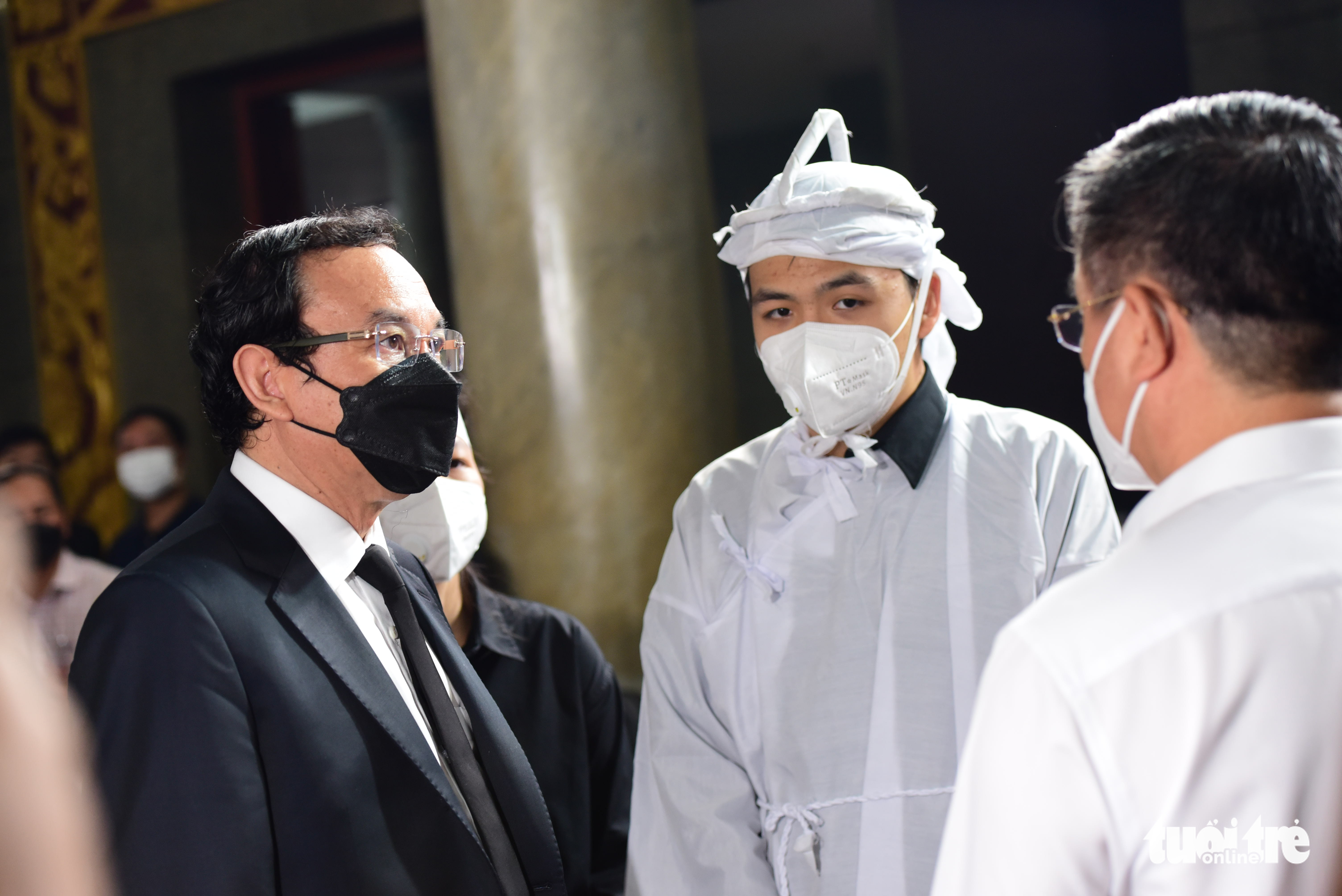 Sáng nay, tiễn đưa ông Lê Hòa Bình - phó chủ tịch thường trực TP.HCM - về nơi an nghỉ cuối cùng - Ảnh 7. Sáng nay, tiễn đưa ông Lê Hòa Bình - phó chủ tịch thường trực TP.HCM - về nơi an nghỉ cuối cùng - Ảnh 7.